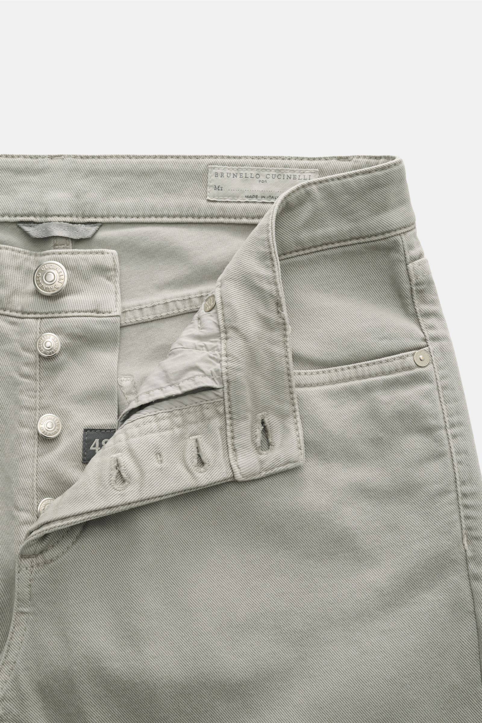 Close-up front view of Brunello Cucinelli Jeans 'Traditional Fit' sage, showing button fly, coin pocket with logo, and leather patch.  
A luxurious denim classic from BRUNELLO CUCINELLI: The versatile jeans 'Traditional Fit' in a relaxed fit with an au