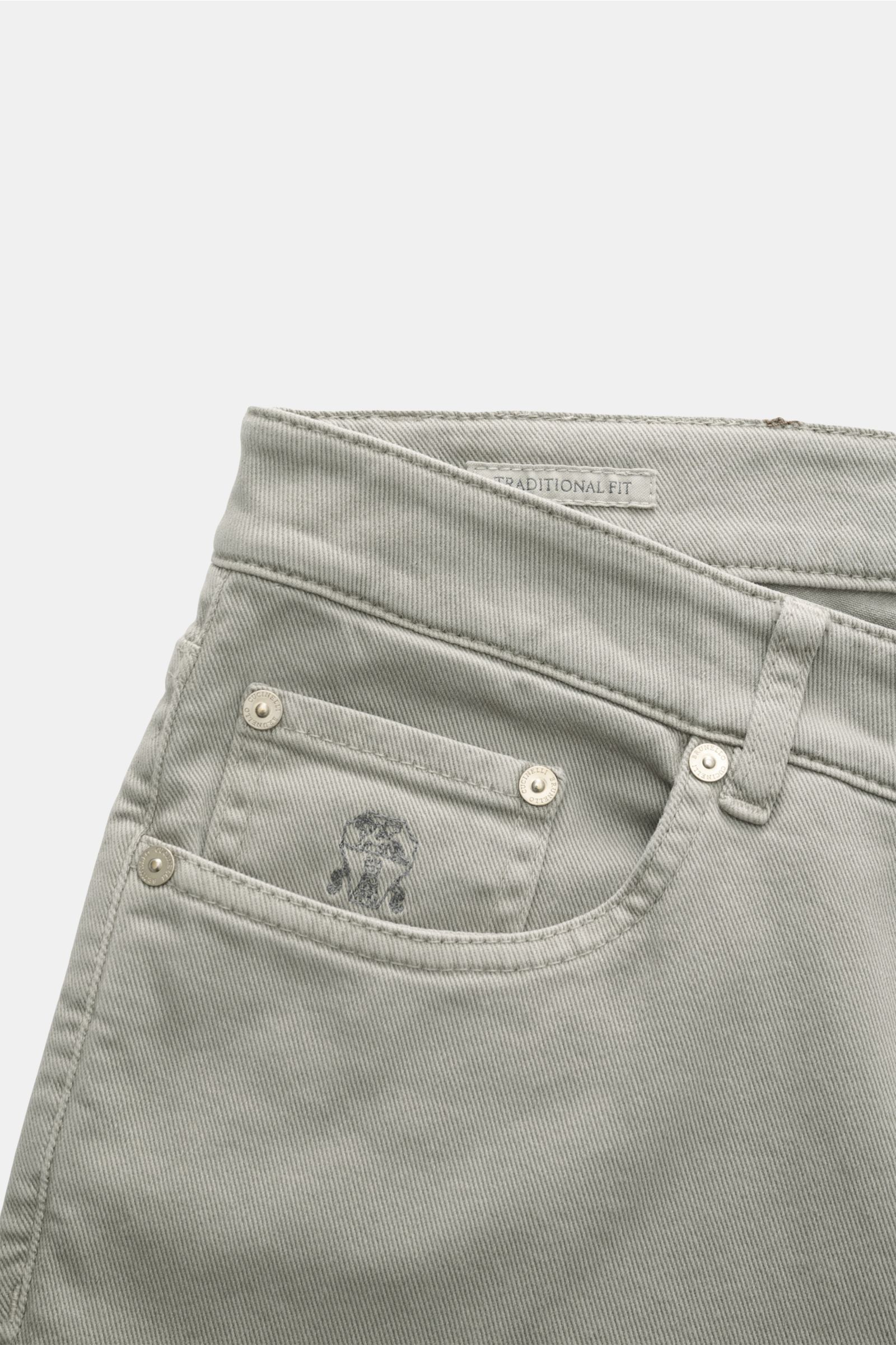 Close-up front view of Brunello Cucinelli Jeans 'Traditional Fit' sage, cotton denim with button fly, five-pocket style, and leather patch.

A luxurious denim classic from BRUNELLO CUCINELLI: The versatile jeans 'Traditional Fit' in a relaxed fit with 