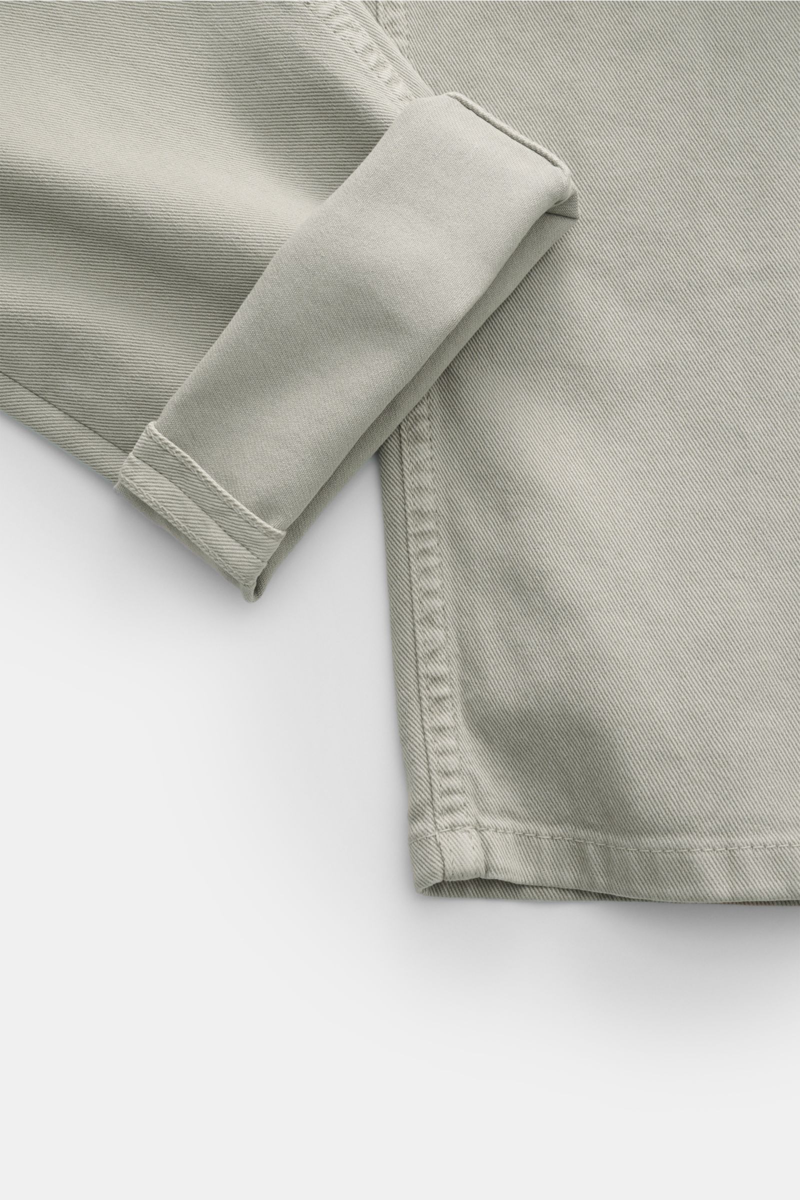 Close-up view of the cuff and lower leg area of Brunello Cucinelli Jeans 'Traditional Fit' sage, showcasing cotton denim fabric with subtle texture and stitching details. A luxurious denim classic from BRUNELLO CUCINELLI: The versatile jeans 'Tradition