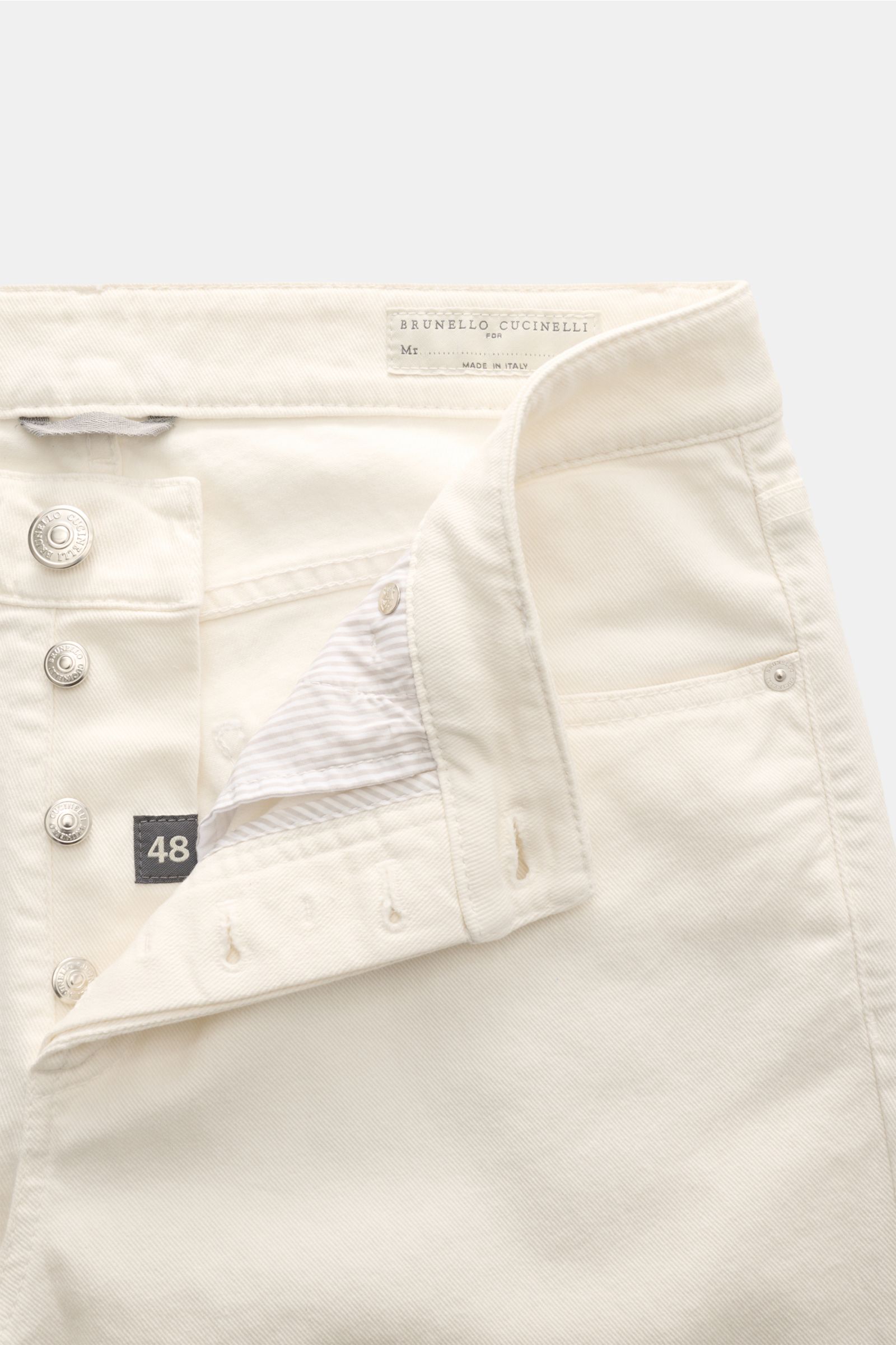 Close-up front view of Brunello Cucinelli Jeans 'Traditional Fit' cream, showcasing button fly, cotton denim, and detailed stitching.  
A luxurious denim classic from BRUNELLO CUCINELLI: The versatile jeans 'Traditional Fit' in a relaxed fit with an au