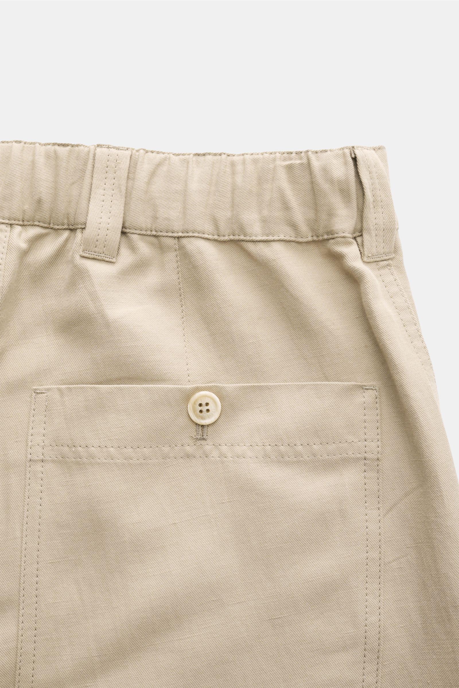 Brunello Cucinelli Jogpants beige, Detailansicht von hinten oben, Twill aus Leinen-Baumwolle, Button Fly, Gesäßtasche mit Knopf, weicher Griff.