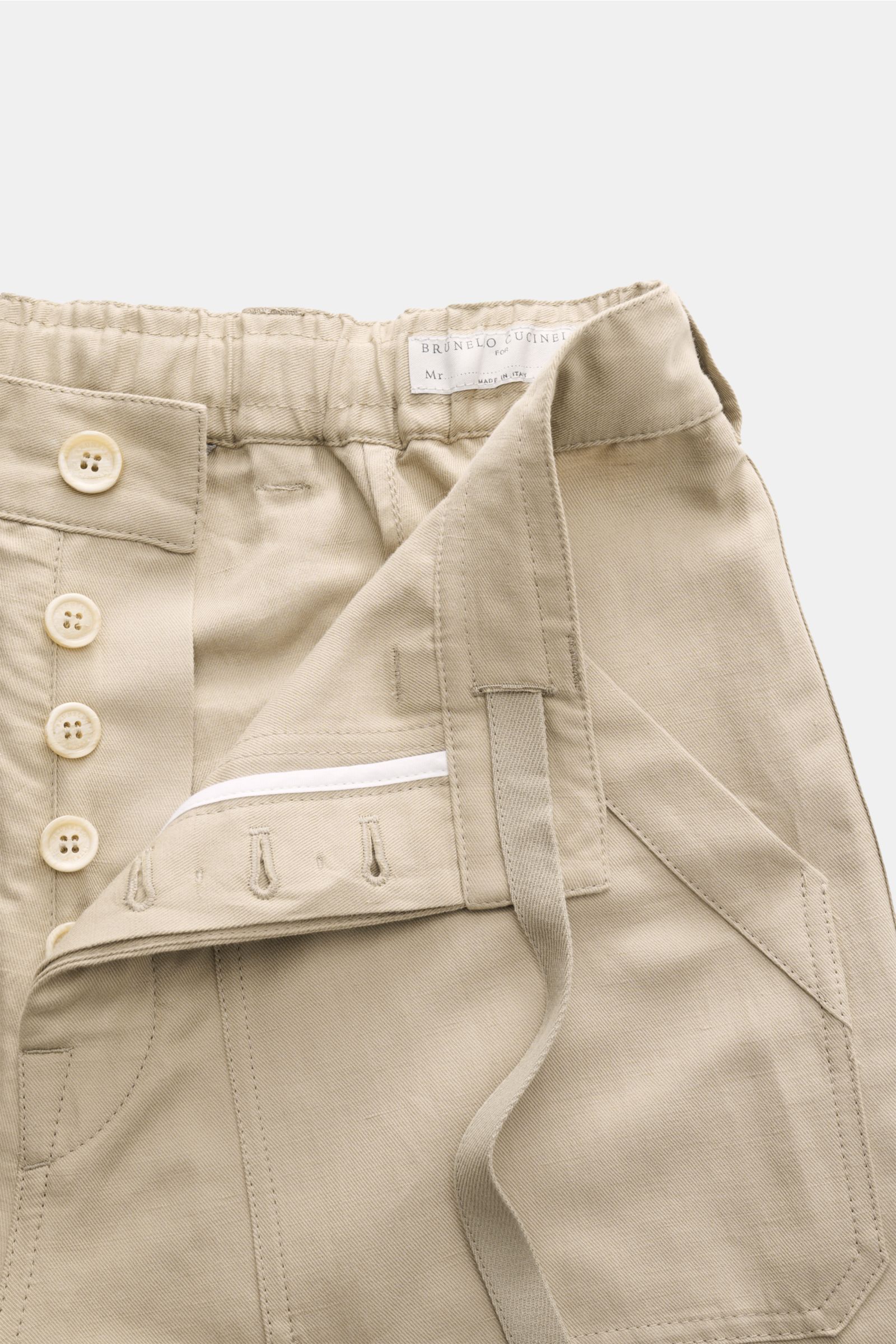 Brunello Cucinelli Jogpants beige in Nahaufnahme von vorne, Twill aus Leinen und Baumwolle, Button Fly, französische Taschen, knöchellang, Tapered Fit.