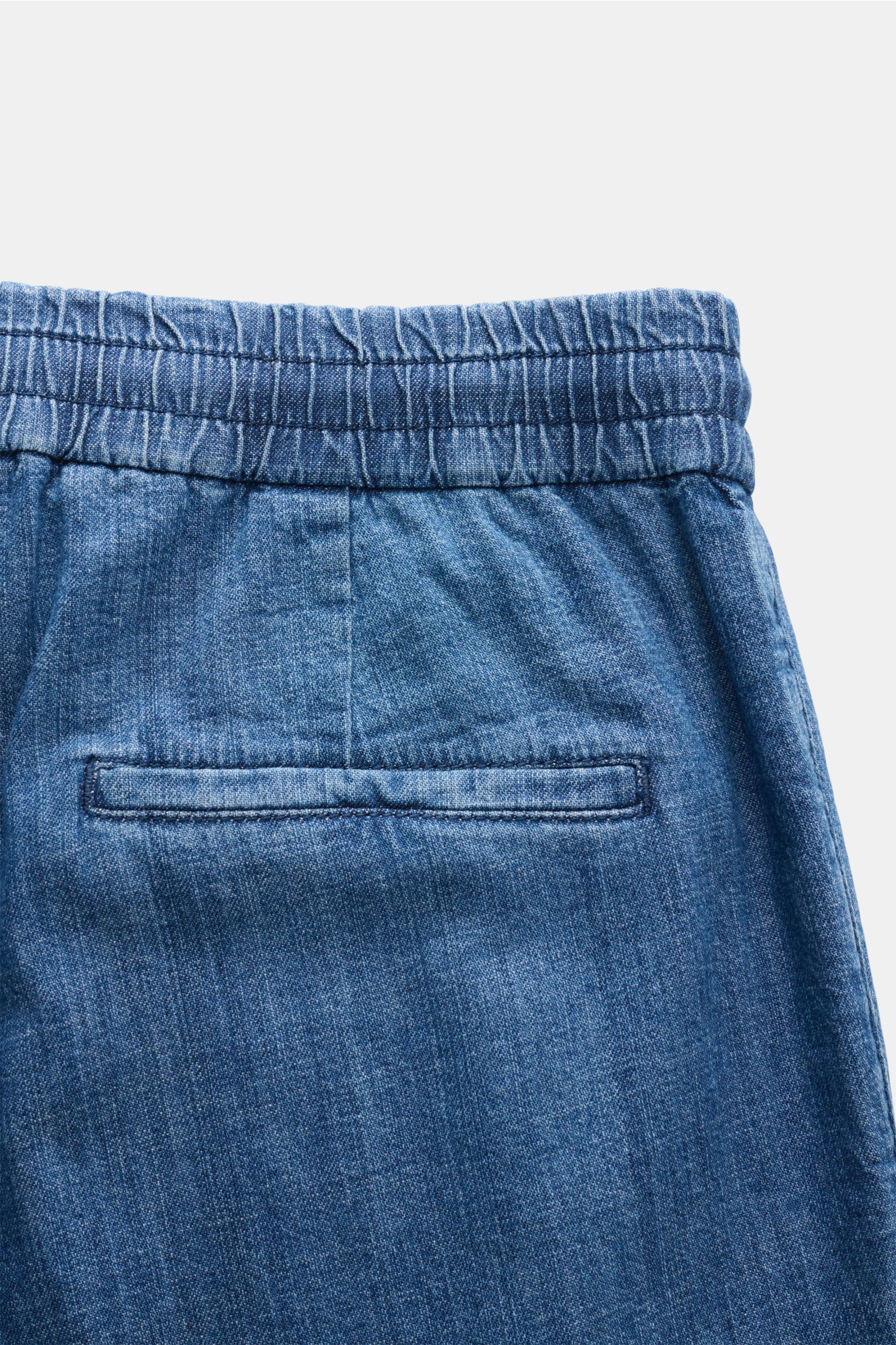Close-up rear view of Brunello Cucinelli Denim-Jogpants graublau showcasing elastic waistband and welt pocket in blue cotton denim fabric.

Komfort trifft Stil: Die Jogpants aus reinem Baumwoll-Denim von BRUNELLO CUCINELLI ist ein lässiger Begleiter fü
