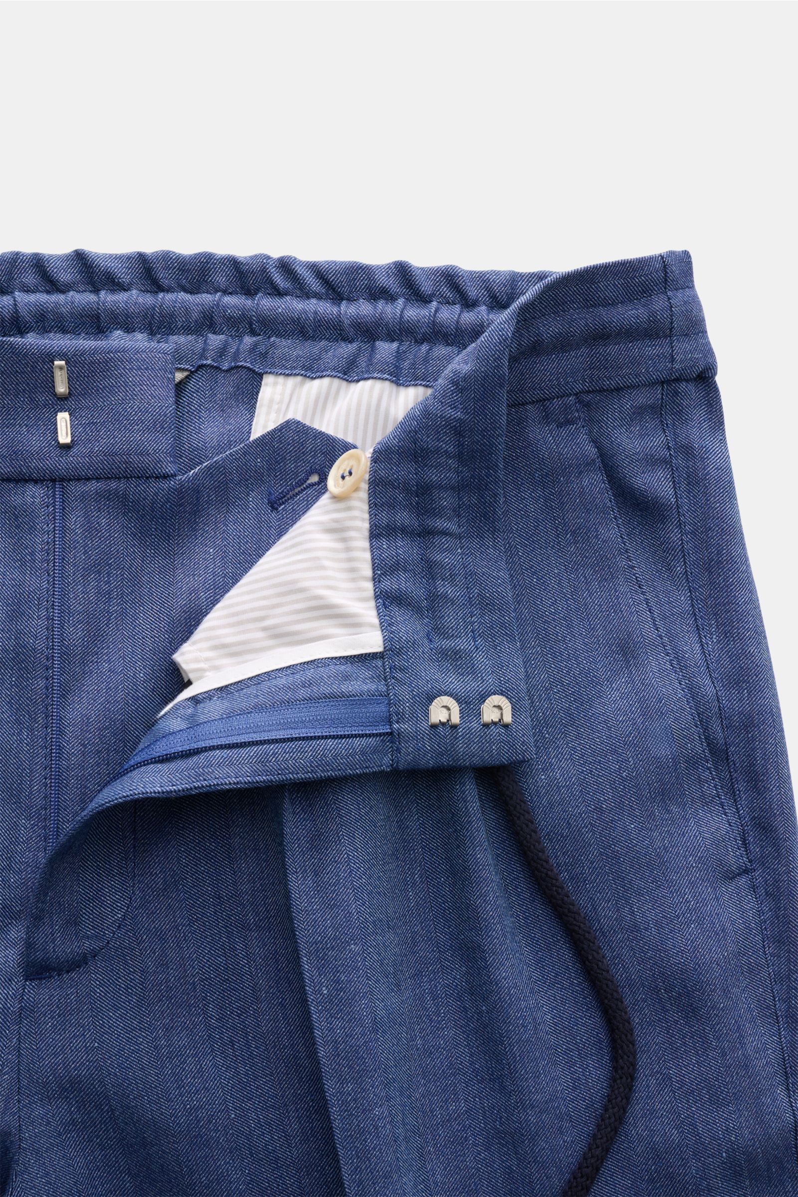 Close-up front view of Brunello Cucinelli Jogpants graublau meliert showing linen-wool blend, tonal herringbone, elastic waistband, zipper, double pleat, and hook closure.

BRUNELLO CUCINELLI ist der Meister der Eleganz in Verbindung mit hochwertigen G