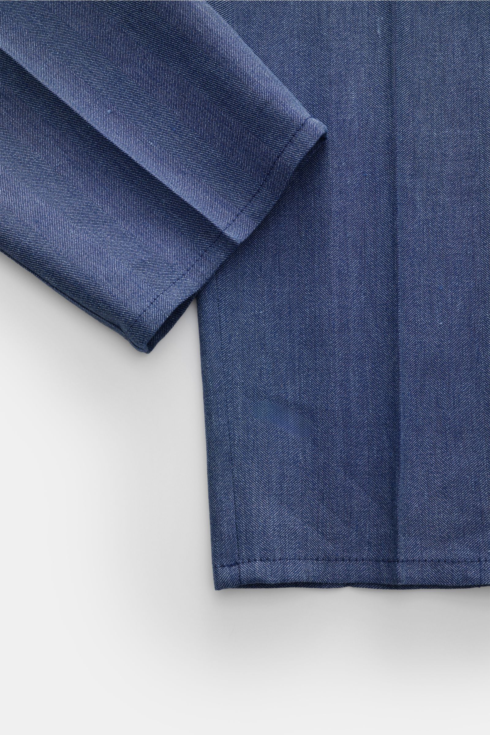 Brunello Cucinelli Jogpants graublau meliert close-up from above showing tonal herringbone fabric texture and hem stitch details. BRUNELLO CUCINELLI ist der Meister der Eleganz in Verbindung mit hochwertigen Geweben: Diese Jogpants aus Leinen und Wolle