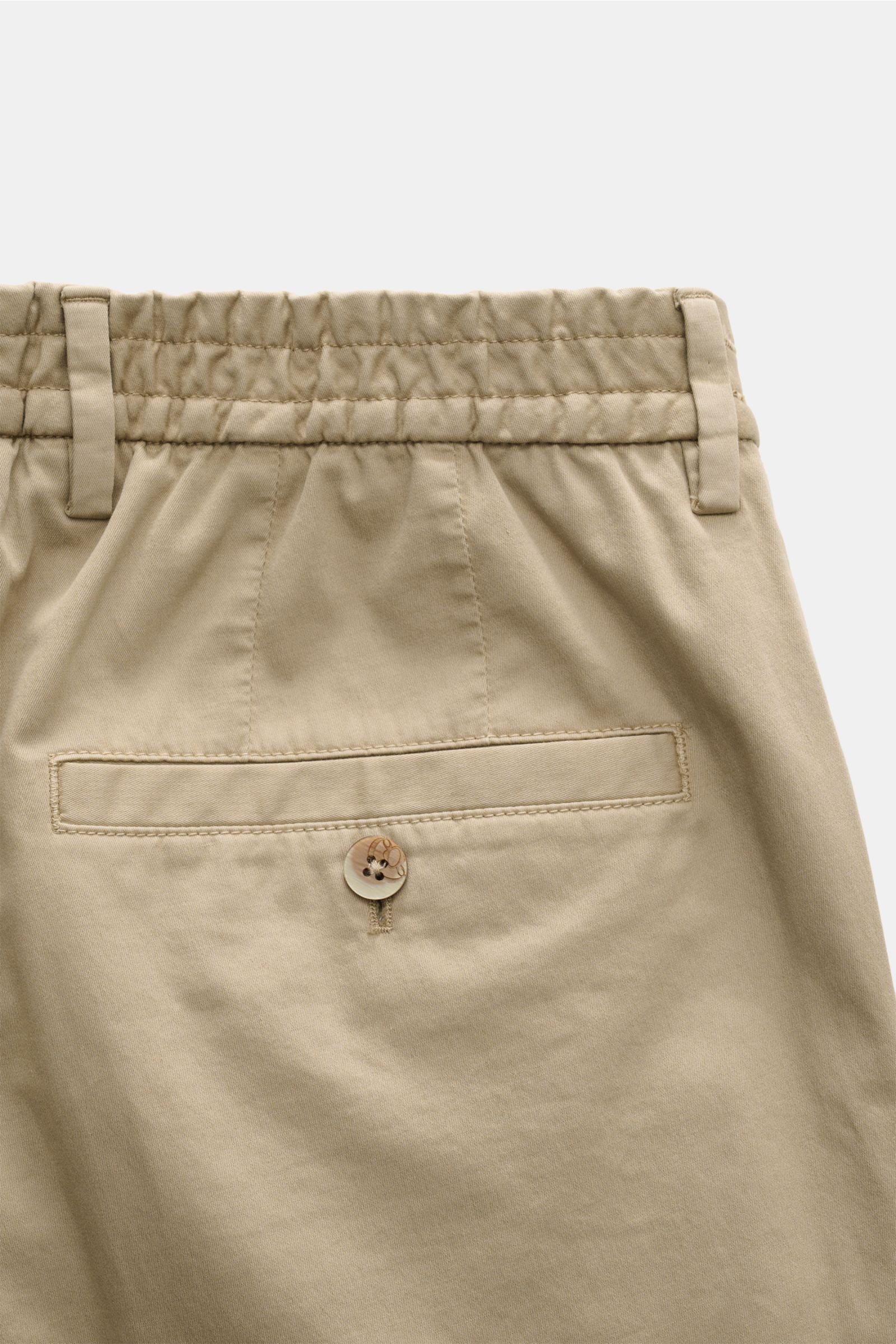 Nahaufnahme der Rückseite der GTA Chino 'Davide' beige aus elastischem Baumwoll-Twill, mit elastischem Bund und geknöpfter Gesäßtasche.