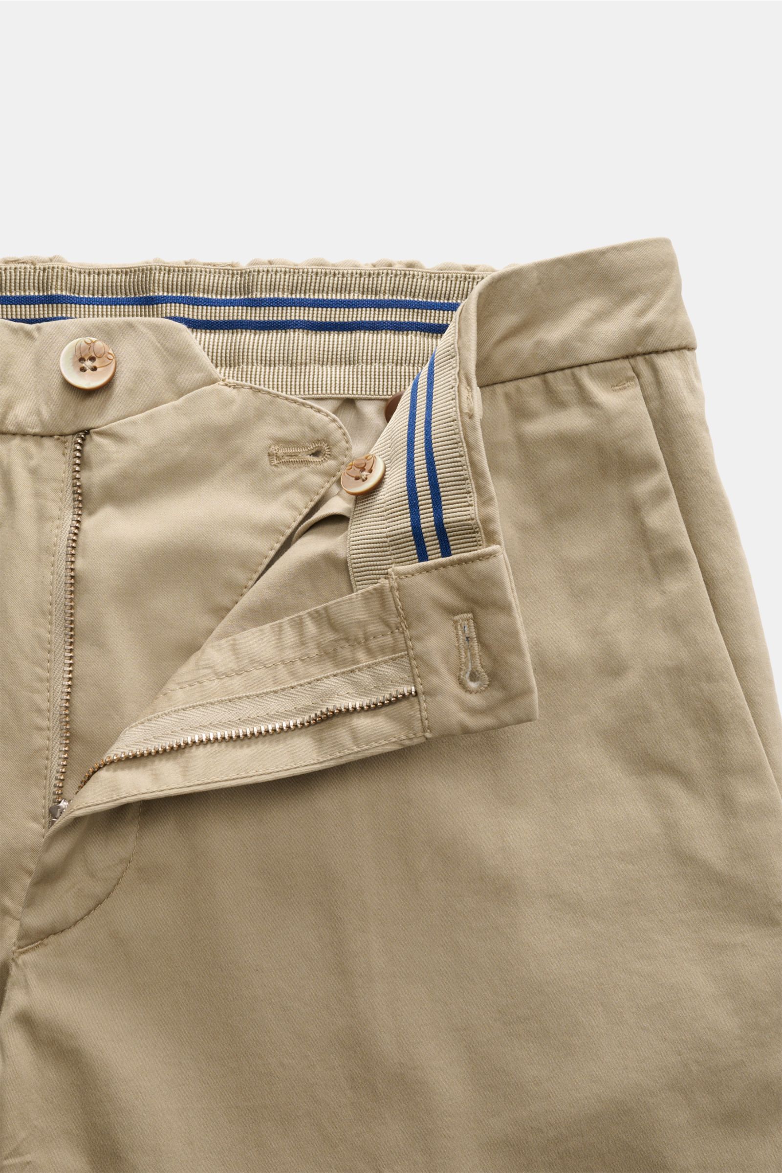 Nahaufnahme der geöffneten Taille und des Reißverschlusses der GTA Chino 'Davide' beige aus elastischer Baumwolle mit Knopf und blauem Innenbund.