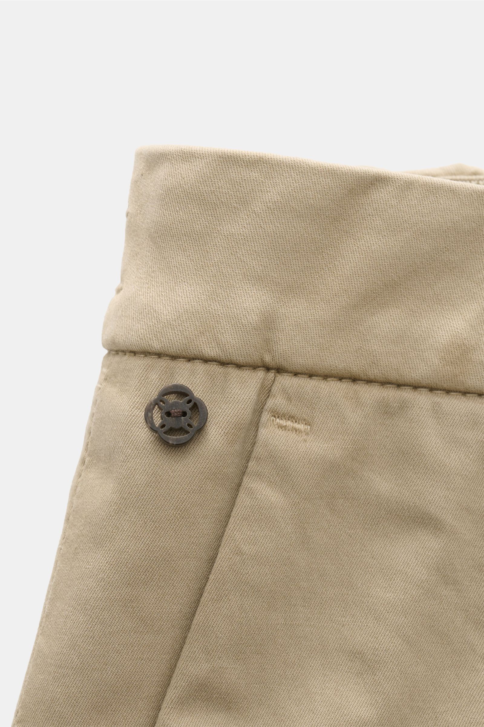 Nahaufnahme der Bundpartie der GTA Chino 'Davide' beige aus elastischem Baumwoll-Twill, seitliche Perspektive mit Knopf-Detail.