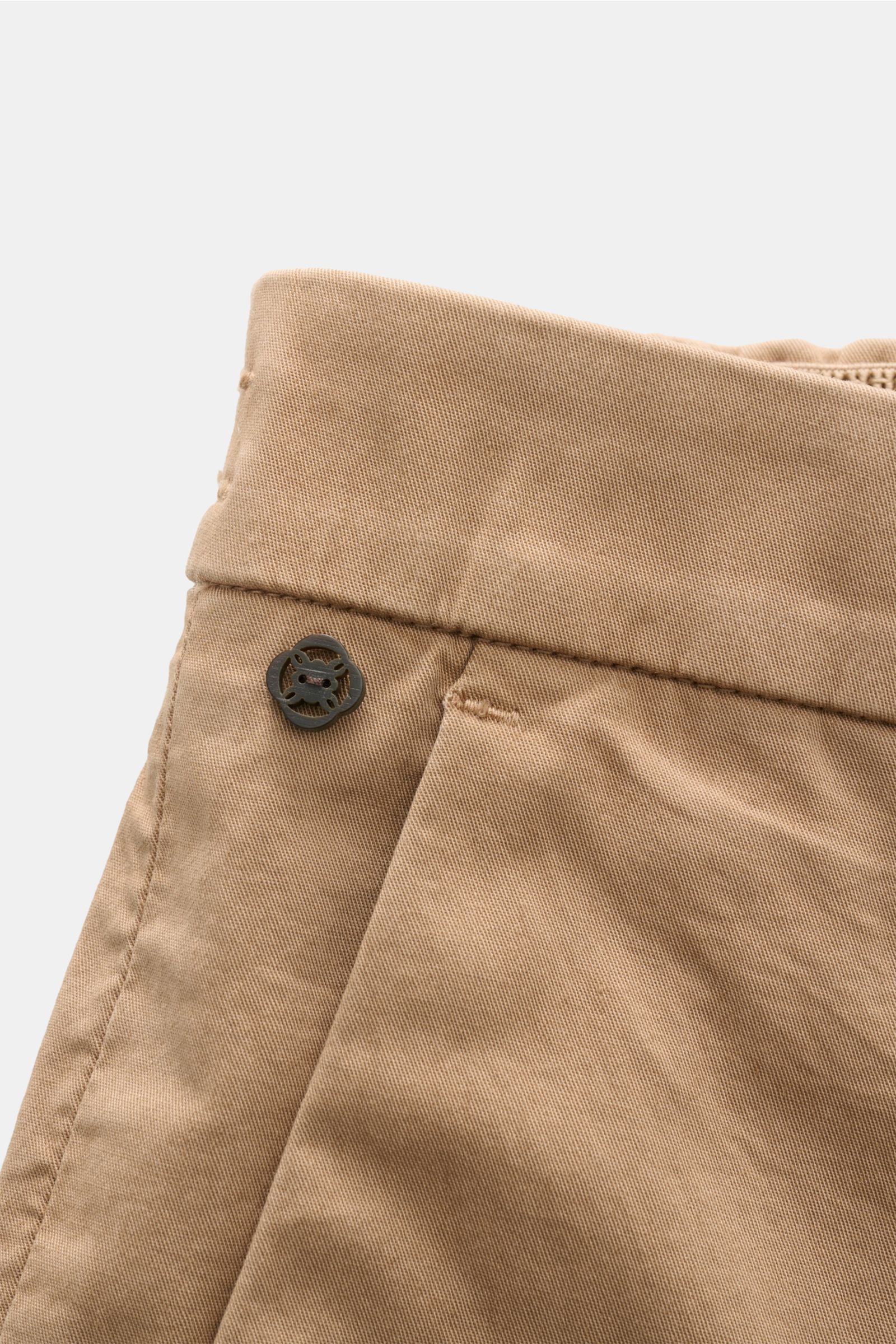 GTA Chino 'Davide' hellbraun close-up from front top side, showing twill cotton fabric, elastic waistband, button with subtle logo detail, and clean stitching. 
