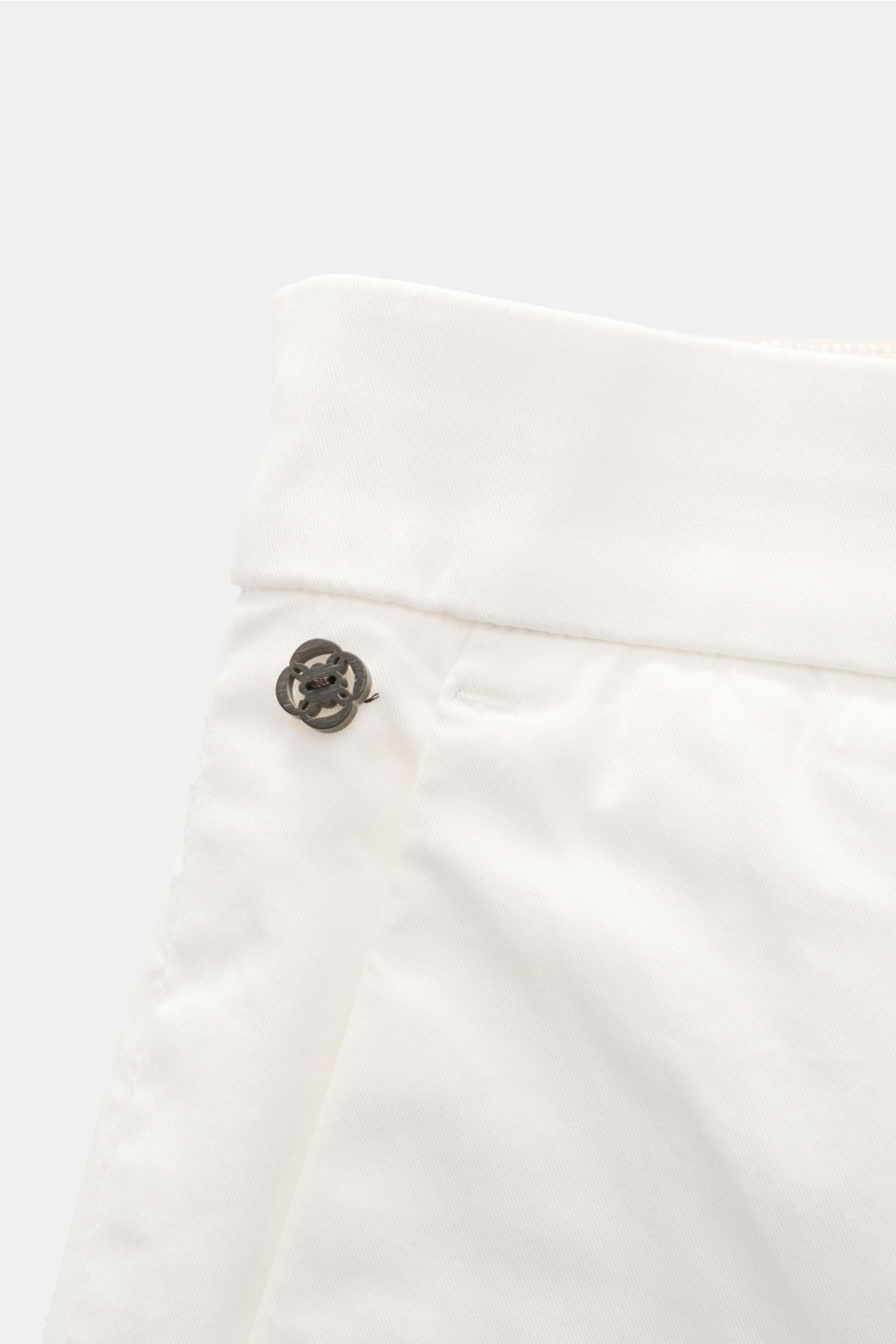Close-up front-side view of the waistband and button of the GTA Chino 'Davide' creme, made of smooth pure cotton twill with elastic fit and subtle logo detail.