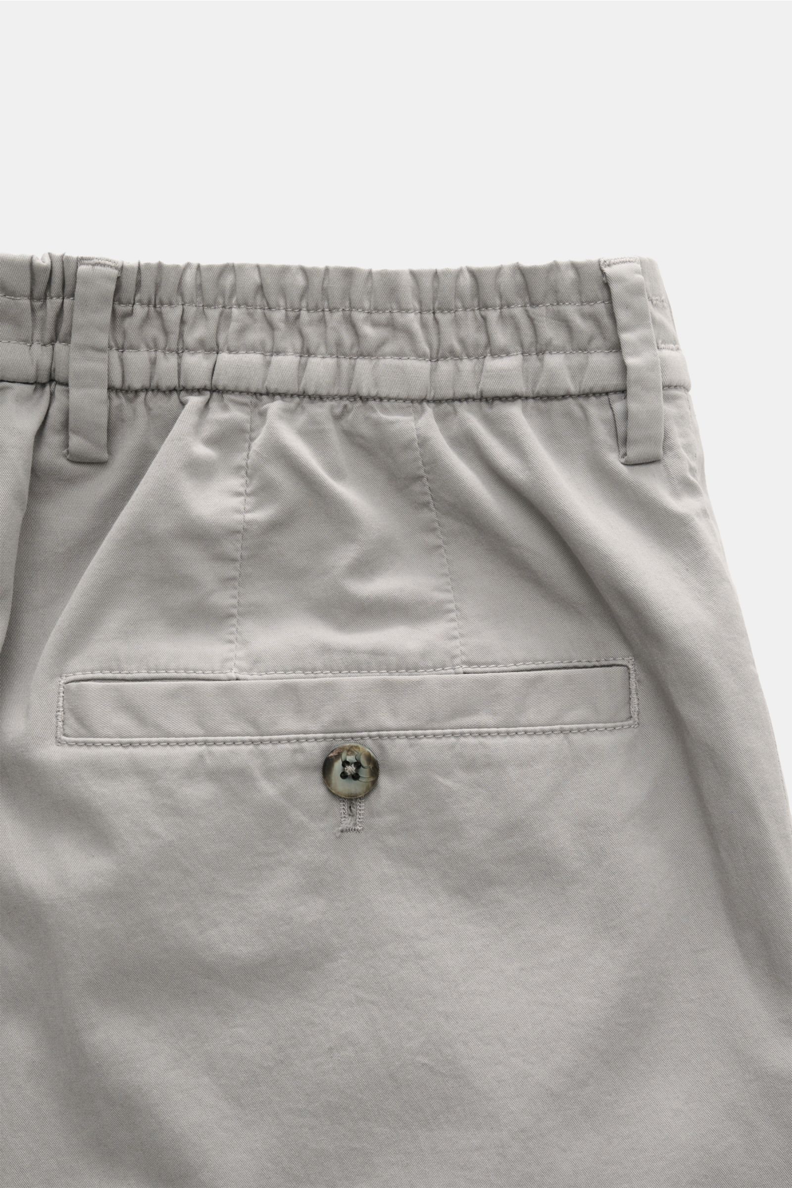 Close-up rear view of GTA Chino 'Davide' grau showing elastic waistband, belt loops, back pocket with button in grey cotton twill. 
