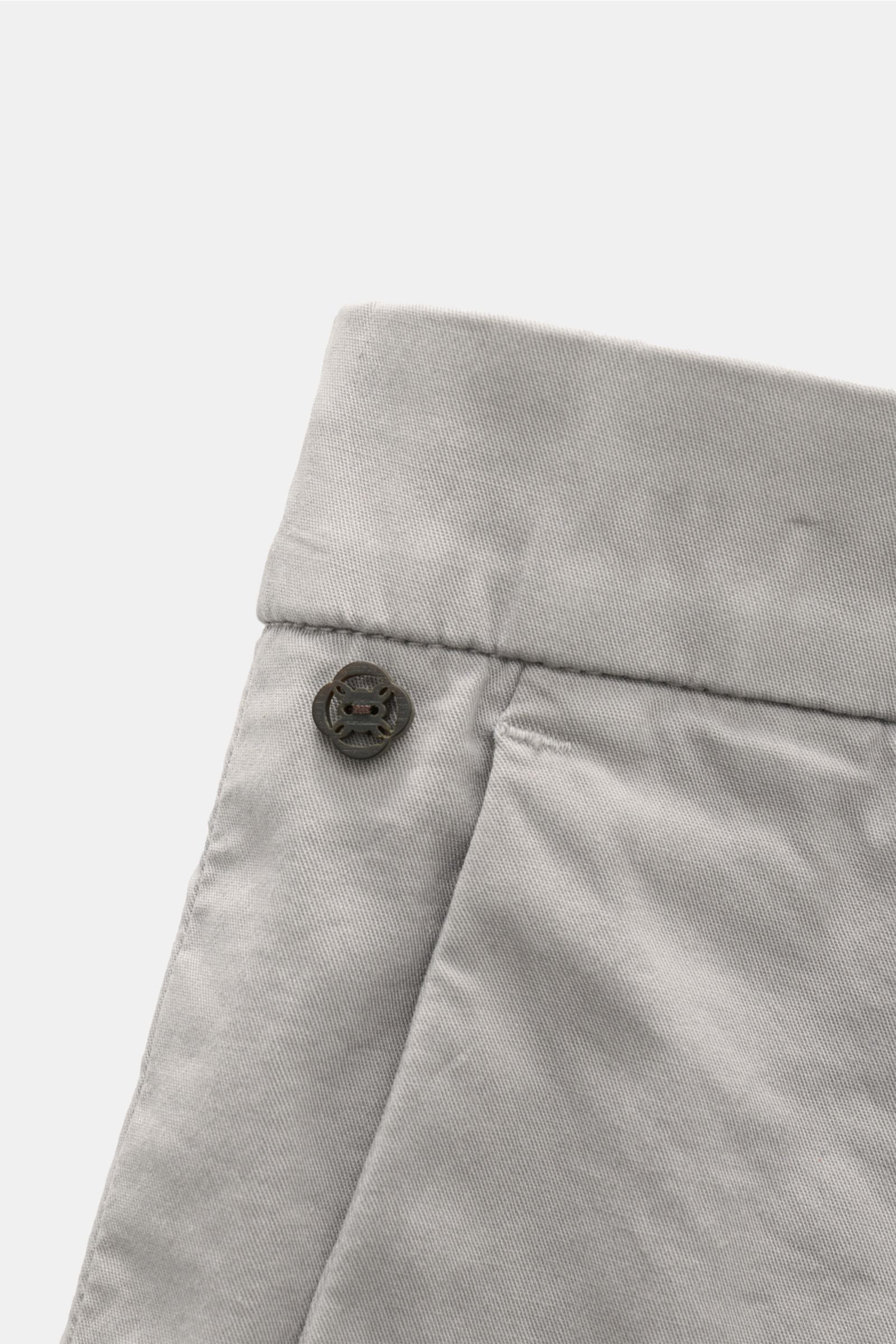Close-up view of the waistband and button detail of the GTA Chino 'Davide' grau, showing twill cotton fabric and smooth texture from a top angle. 
