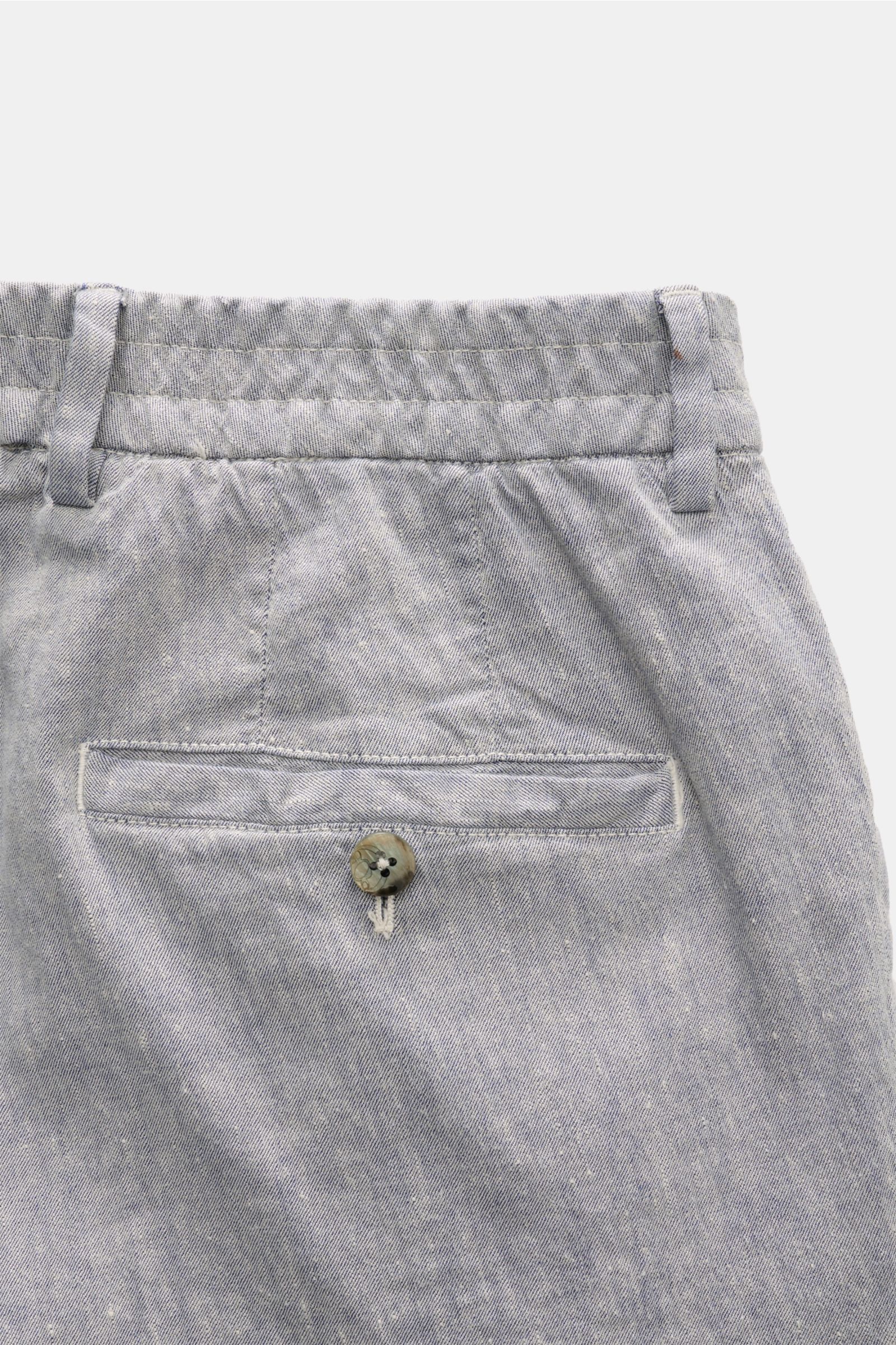 GTA Hose 'Davide' graublau meliert, Detailaufnahme von hinten oben, elastischer Bund, Knopf-Gesäßtasche, Leinen-Baumwoll-Mix mit Struktur.
