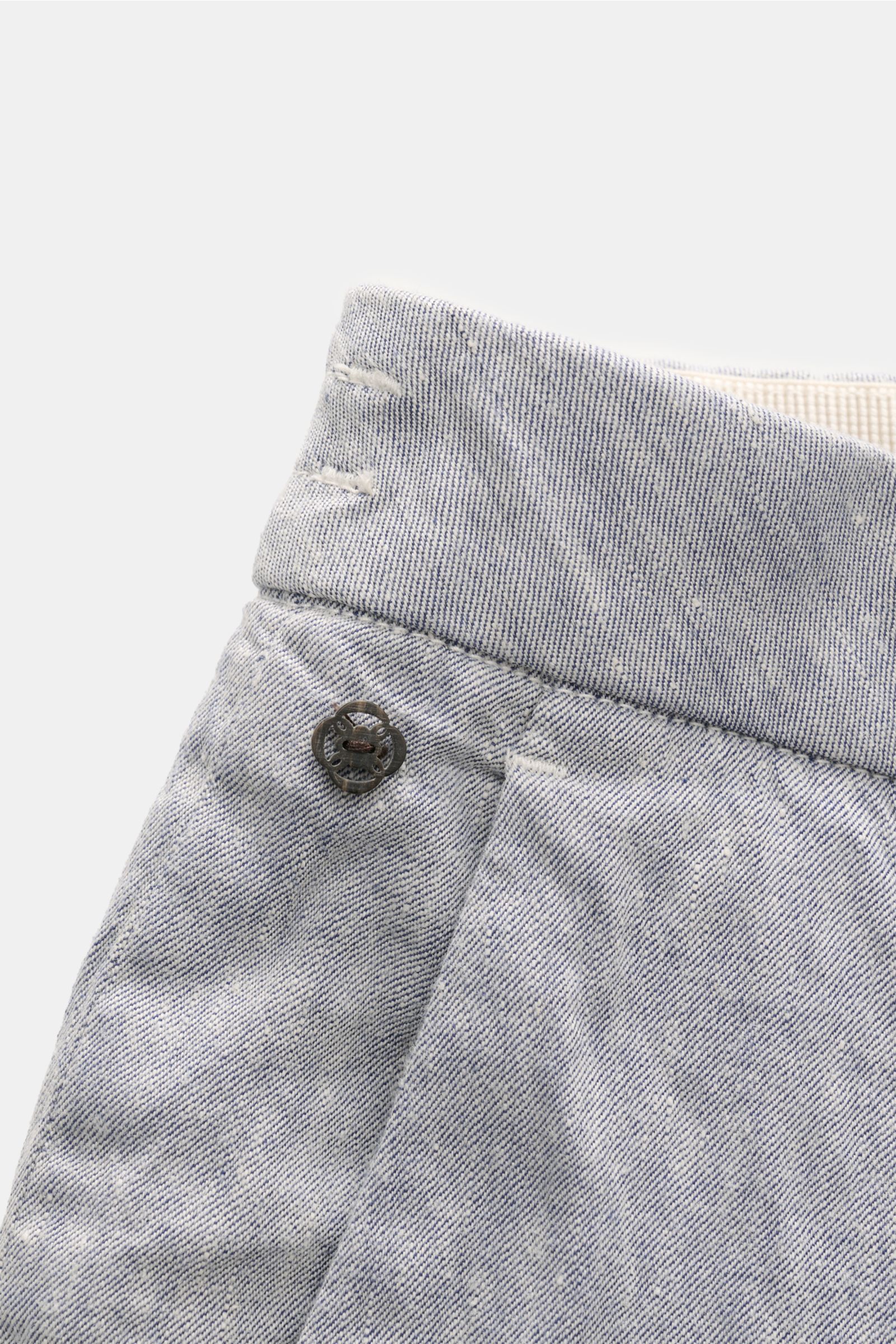 GTA Hose 'Davide' graublau meliert, Nahaufnahme der Bundpartie mit Knopf, elastischem Bund, französischer Tasche und melierter Leinen-Baumwoll-Struktur.