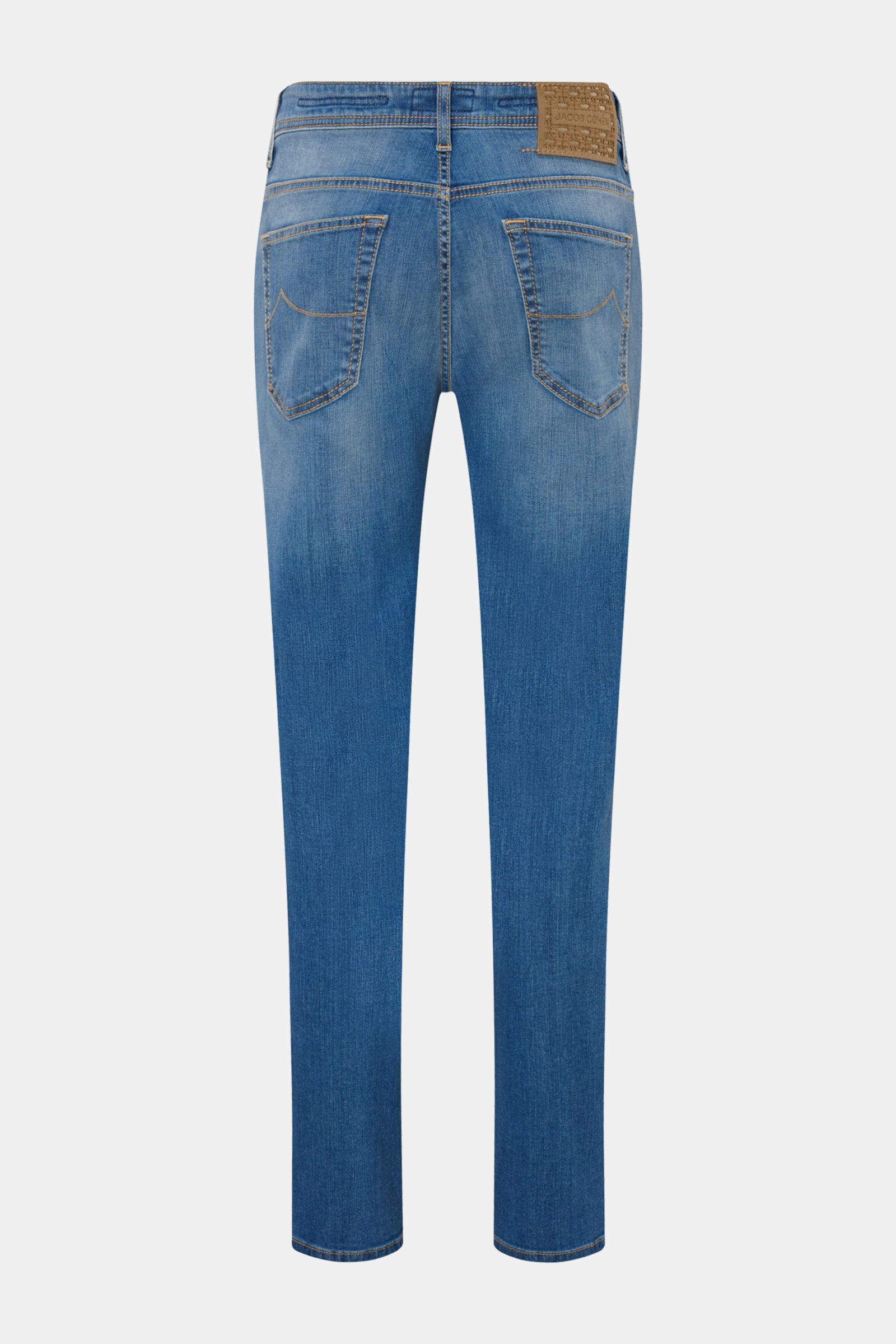 Jacob Cohen Jeans 'Scott' hellblau von hinten, Slim Fit, hohe Bundhöhe, kurzer Schnitt, sehr schmal zulaufend, Button Fly, Five-Pocket, Denim aus Baumwolle und Microfaser, weicher Griff, Used-Waschung, Münztasche mit Initial, Gesäßtaschen mit Stitching, L