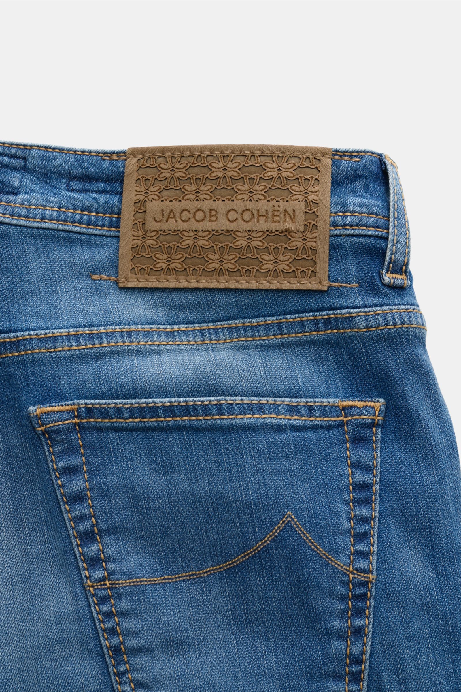 Jacob Cohen Jeans 'Scott' hellblau Rückansicht mit Leder-Patch in Ponyfell-Optik, Gesäßtasche mit Stitching, Denim aus Baumwolle und Microfaser.