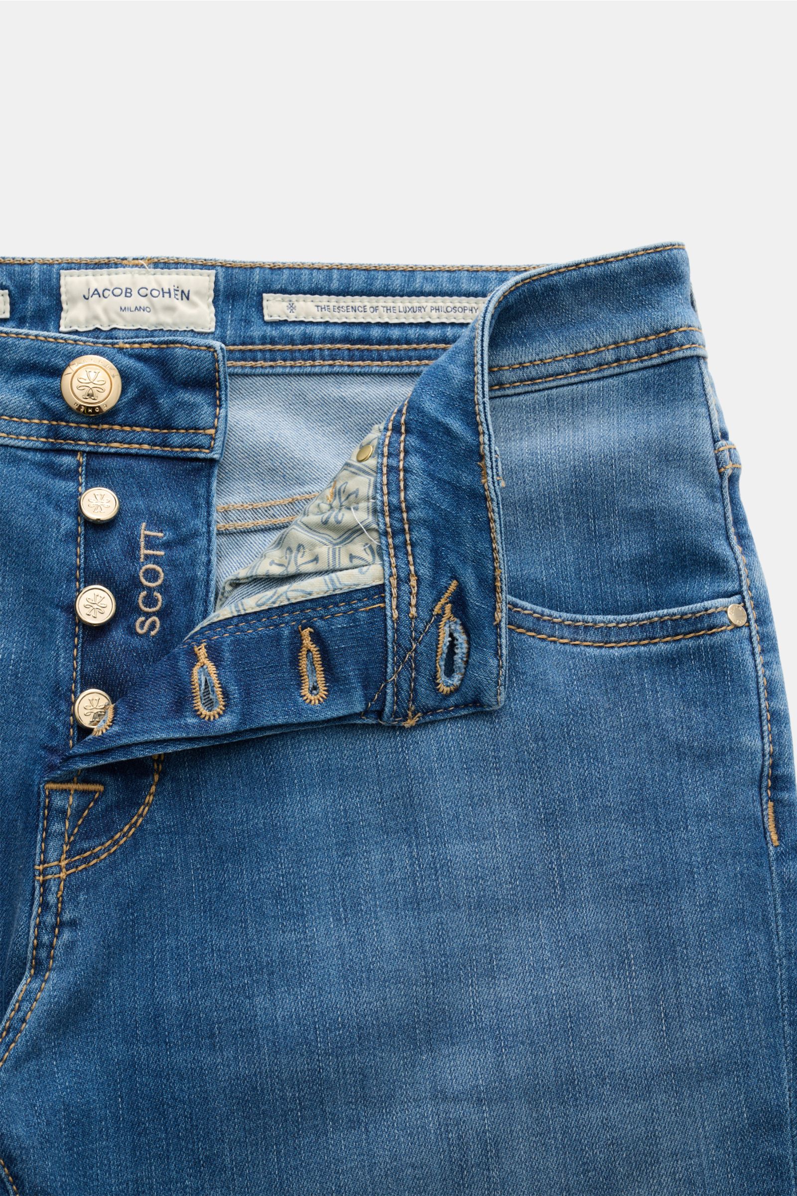 Jacob Cohen Jeans 'Scott' hellblau, Detailaufnahme der offenen Front mit Button Fly, Denim aus Baumwolle und Microfaser, elastisch, weich, Used-Waschung, Slim Fit, hoher Bund, kurzer Schnitt, sehr schmal zulaufend, Five-Pocket-Stil, Münztasche mit Initial