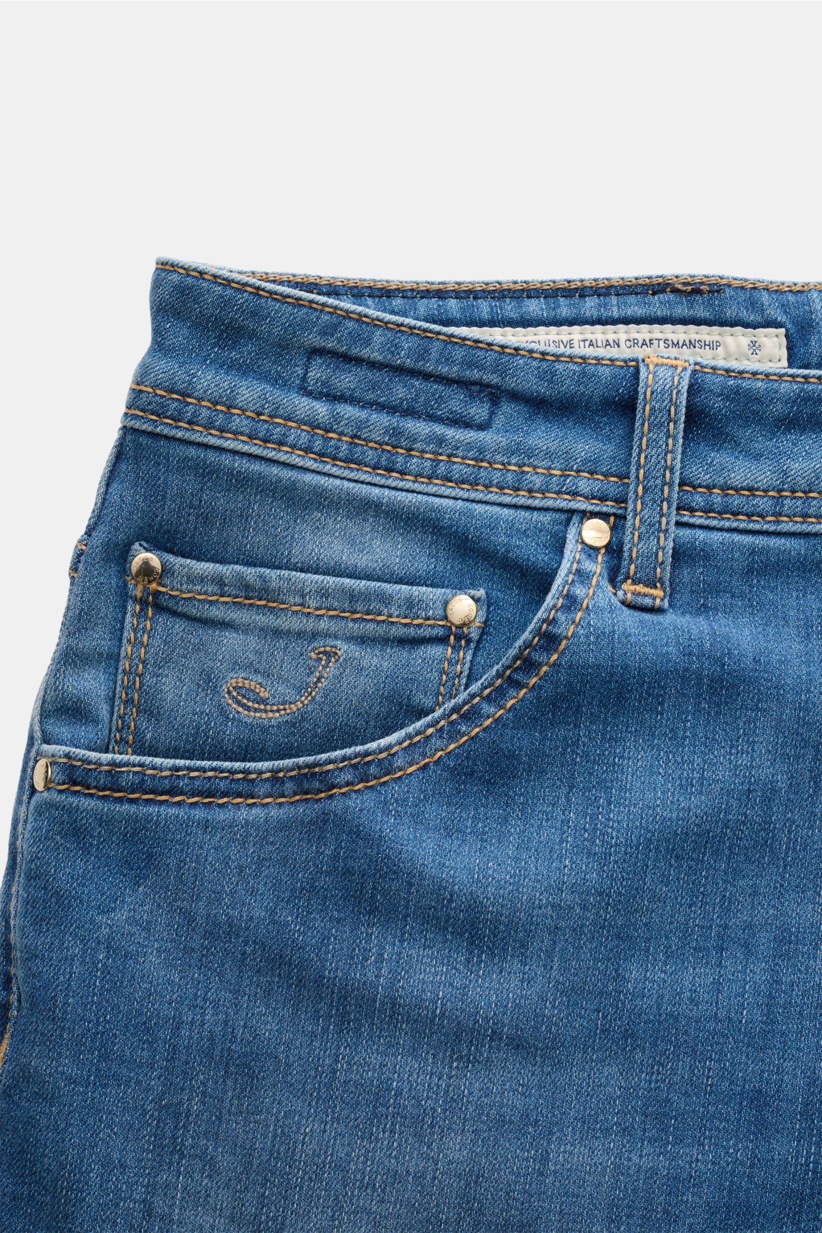 Jacob Cohen Jeans 'Scott' hellblau, Detailaufnahme vorne rechts, Baumwolle-Microfaser Denim, elastisch, weich, Used-Waschung, Slim Fit, hoher Bund, kurzer Schnitt, sehr schmal, Button Fly, Five-Pocket, Münztasche mit Initial, Gesäßtaschen mit Stitching, P