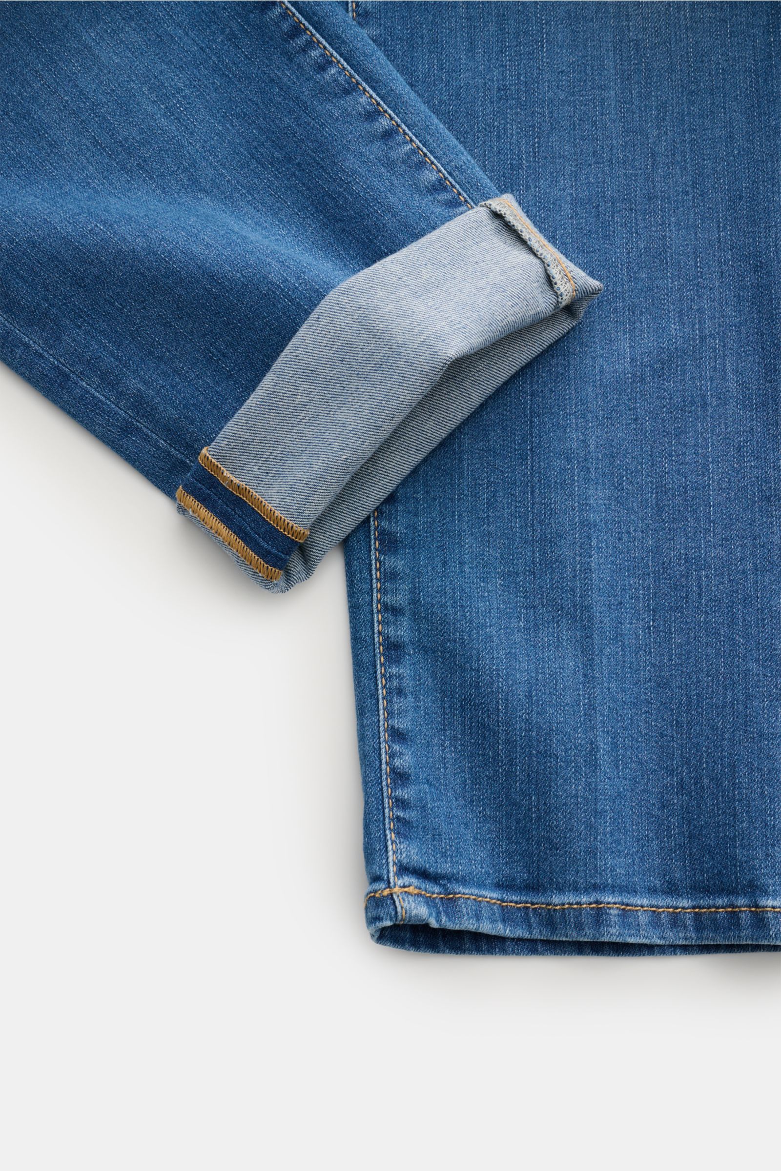 Jacob Cohen Jeans 'Scott' hellblau, Detailansicht vom Bein mit Umschlag, Denim aus Baumwolle und Microfaser, elastisch, weich, Slim Fit, hohe Bundhöhe, kurzer Schnitt, schmal zulaufend, dezente Used-Waschung.