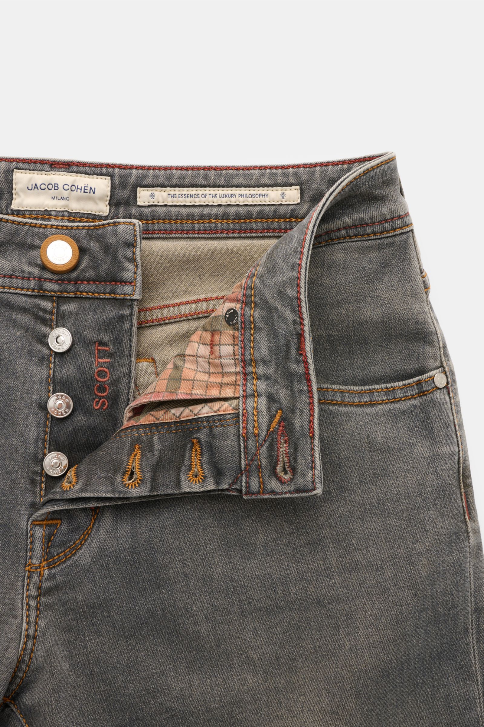 Jacob Cohen Jeans 'Scott' grau, Slim Fit, knöchellang, Blick auf offenen Button Fly mit rotem Scott-Stick, Five-Pocket, weicher Denim.