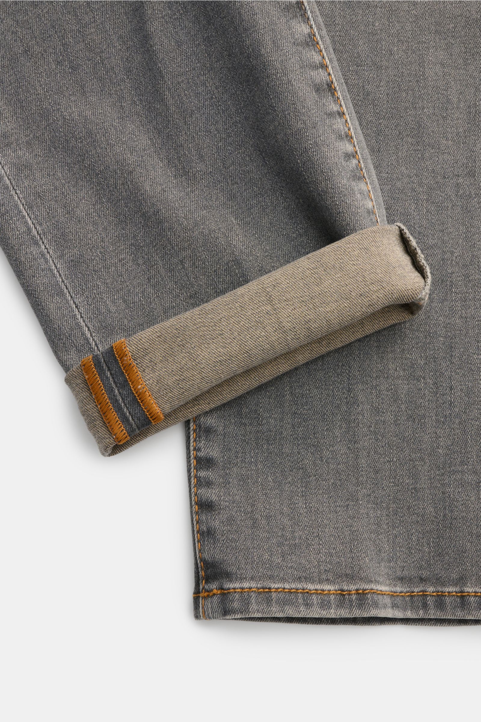 Jacob Cohen Jeans 'Scott' grau, Detailaufnahme der Slim Fit Jeans mit verkürzter Beinlänge und softer, elastischer Baumwoll-Denim-Qualität.