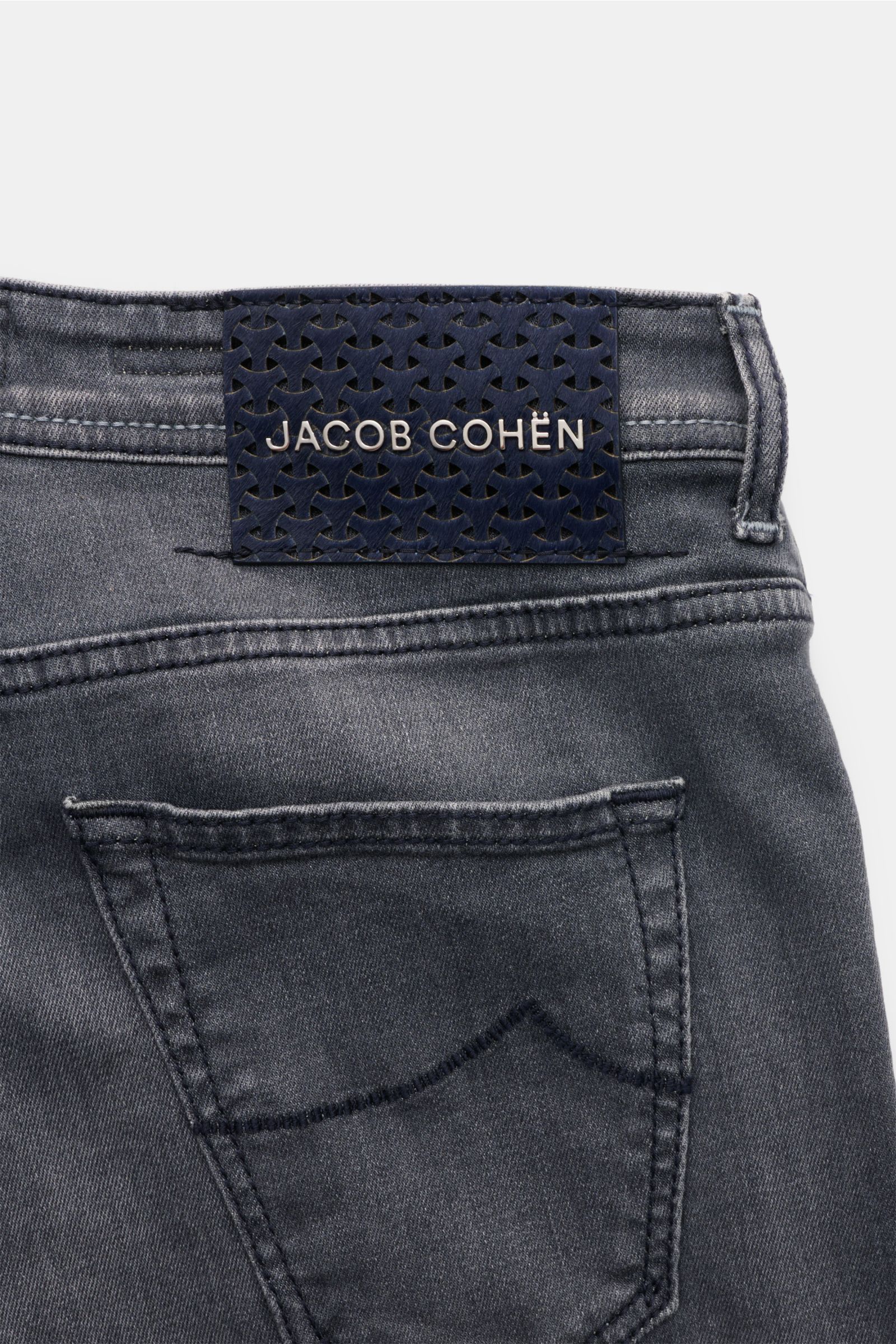 Jacob Cohen Jeans 'Scott' anthrazit Rückansicht mit geflochtenem Ponyfell-Patch, Slim Fit, knöchellang, soften Denim, Used-Waschung.