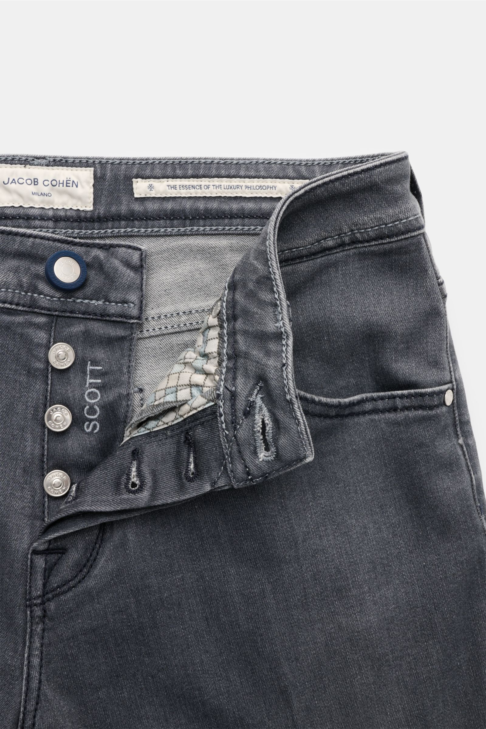 Jacob Cohen Jeans 'Scott' anthrazit, Slim Fit, knöchellang, aus Baumwoll-Denim mit Button Fly, Five-Pocket-Stil und geflochtenem Ponyfell-Patch, Nahaufnahme der geöffneten Vorderseite.