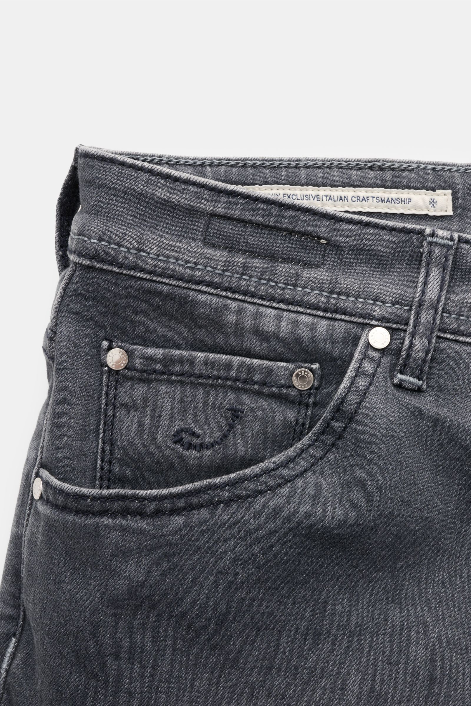 Jacob Cohen Jeans 'Scott' anthrazit, Detailfoto der Slim Fit Jeans aus weichem, elastischem Baumwoll-Denim mit Used-Waschung, Münztasche mit Initial.