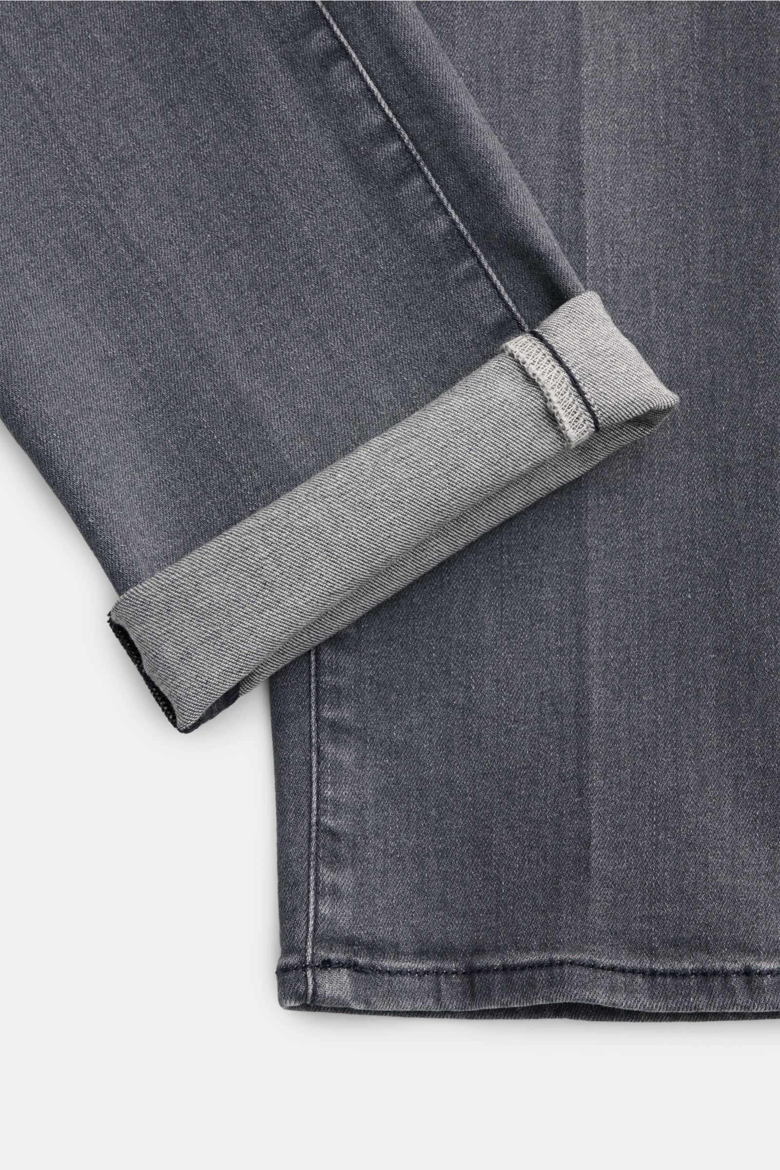 Jacob Cohen Jeans 'Scott' anthrazit im Slim Fit, knöchellang, schmal zulaufend, Detailaufnahme mit umgeschlagenem Bein aus Baumwolle Denim.
