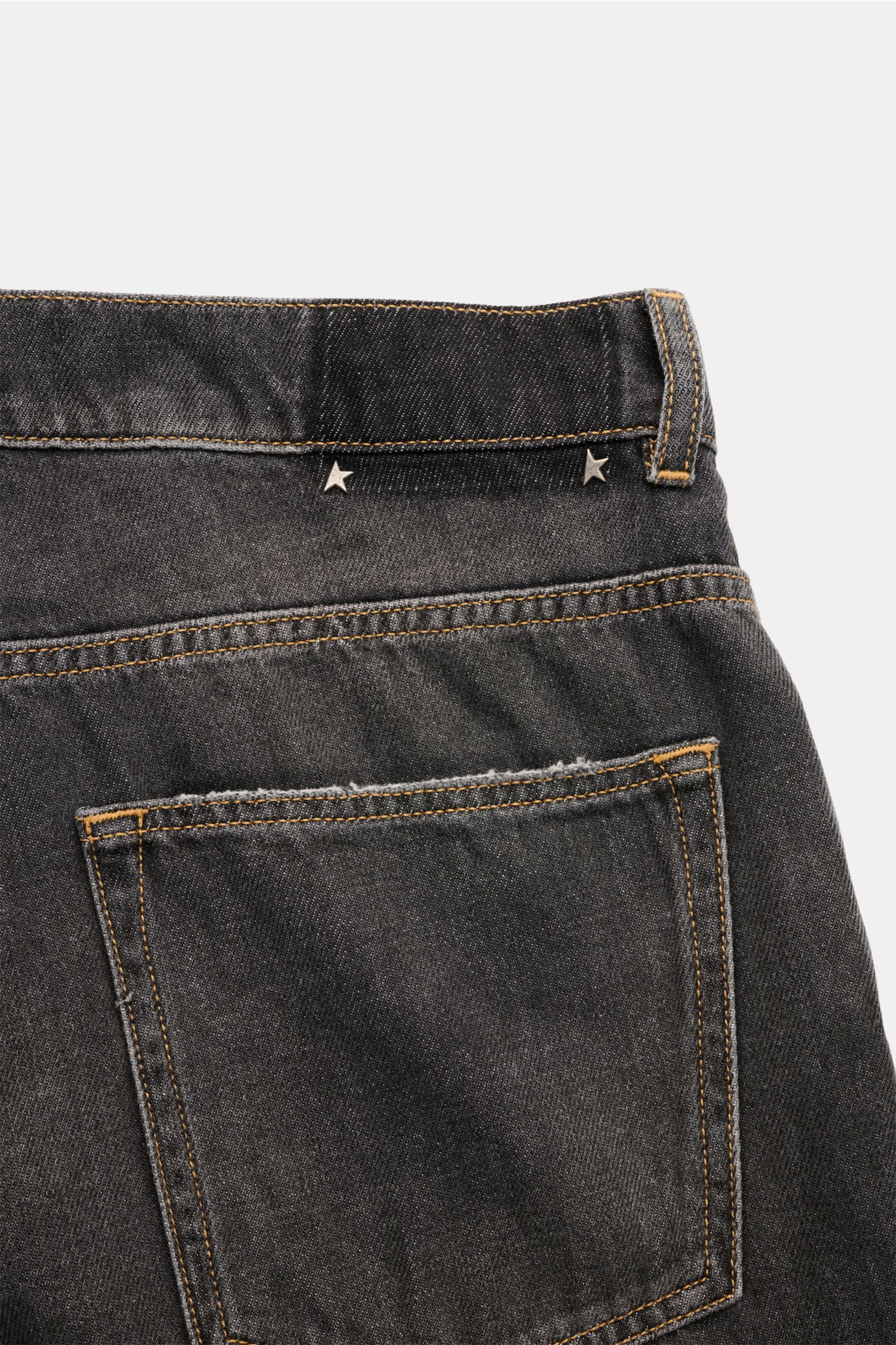 Golden Goose Jeans 'Skate Loose' dunkelgrau, knöchellang, Denim aus reiner Baumwolle, Used-Waschung, Distressed-Effekte, Rückenansicht mit Metall-Sternen-Patch.