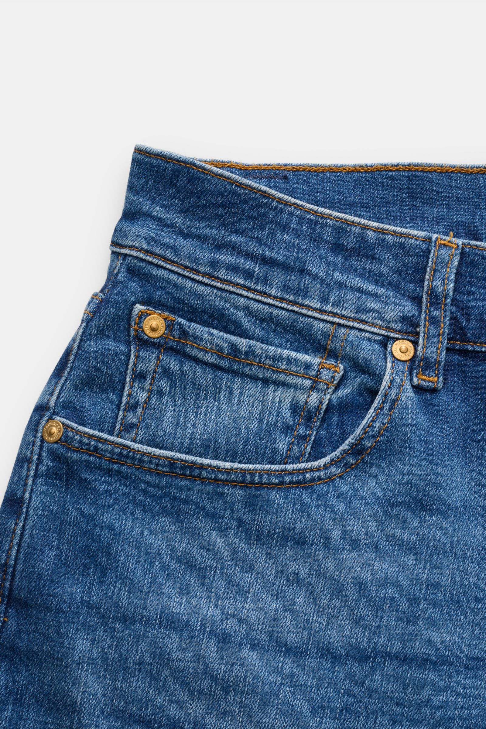 Nahaufnahme der Fronttasche einer 7 for all mankind Jeans 'Vernon' blau, Denim aus Baumwolle, elastisch, weich, Used-Waschung, Slim Fit, Five-Pocket, Zip Fly, Gesäßtaschen mit Stitching, kleines Weblabel.