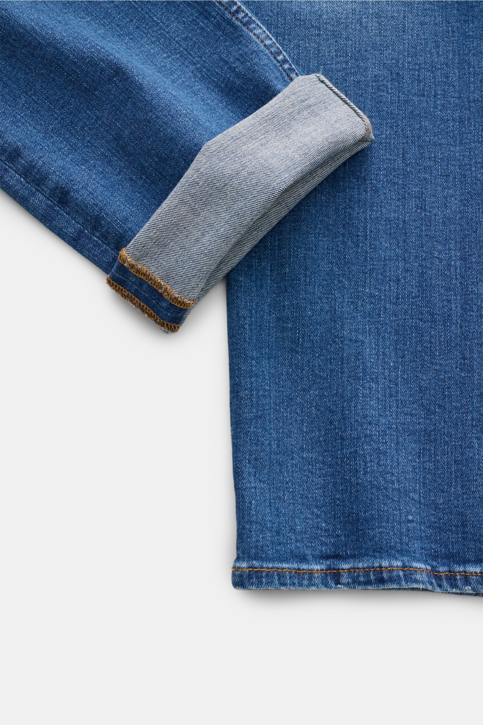 7 for all mankind Jeans 'Vernon' blau, Detailaufnahme vom Bein mit umgeschlagenem Saum, Denim aus Baumwolle, elastisch, Slim Fit, Five-Pocket-Stil, Zip Fly, Used-Waschung.