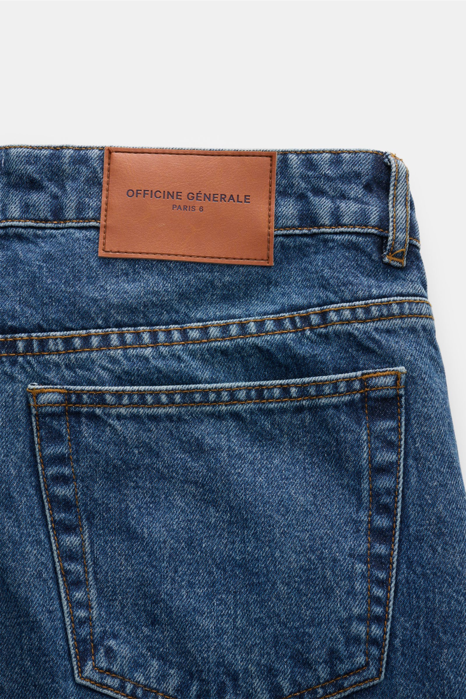 Officine Générale Jeans 'Vintage Original' graublau, Rückansicht, Denim aus reiner Baumwolle, leicht griffig, Tapered Fit, reguläre Oberschenkelweite, knöchellang, gerader Schnitt, authentische Waschung, Button Fly, Five-Pocket-Stil.