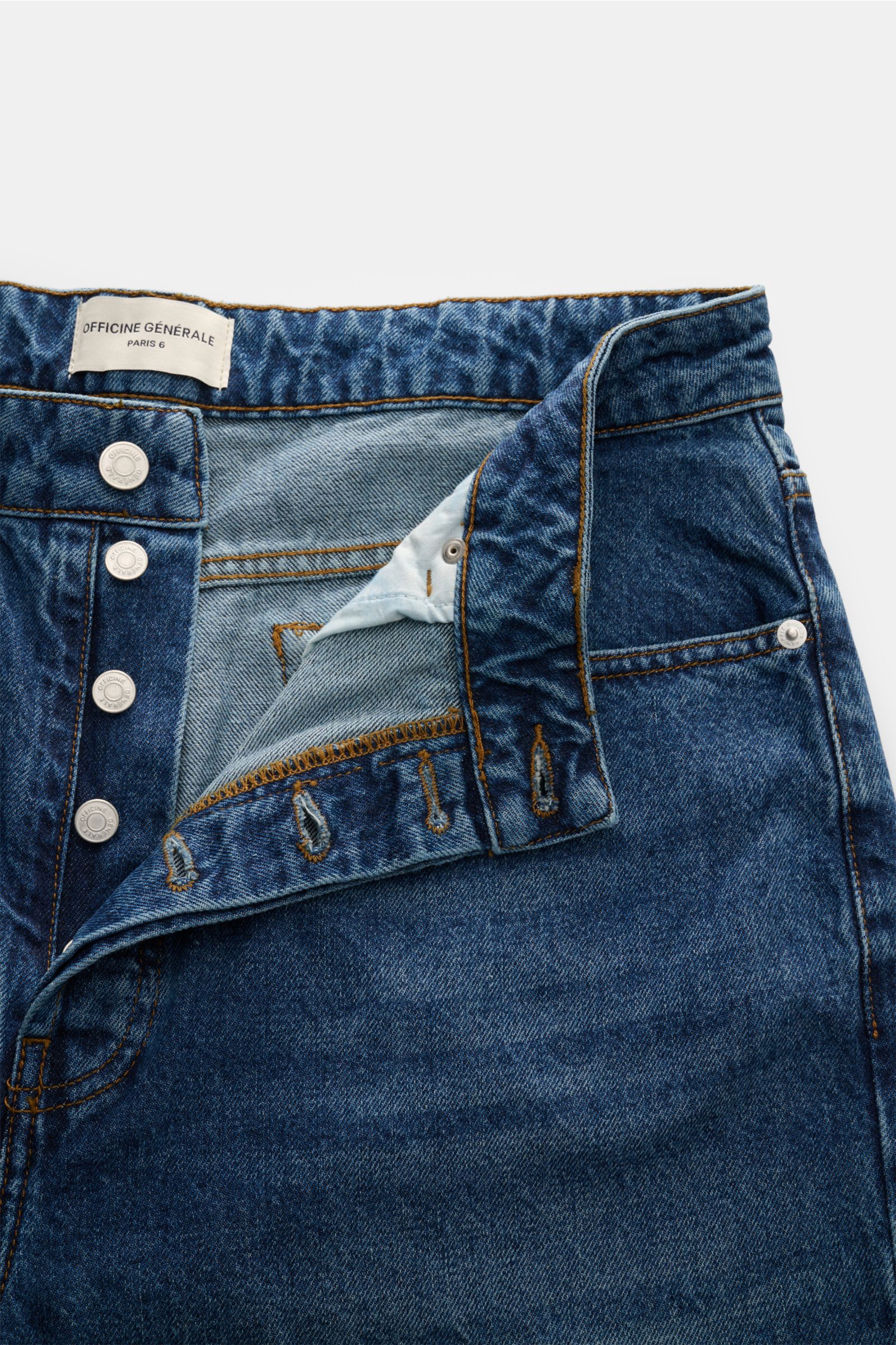 Officine Générale Jeans 'Vintage Original' graublau aus reiner Baumwolle, Five-Pocket, Button Fly, authentische Waschung, Tapered Fit, knöchellang, gradierter Schnitt, Sicht von oben.