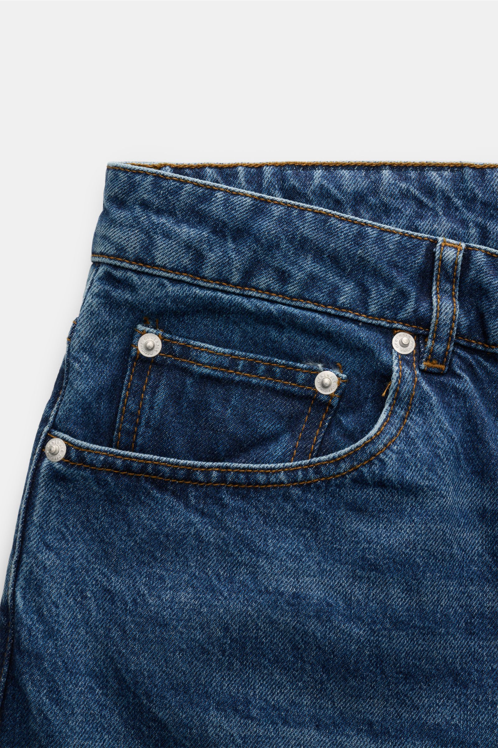 Officine Générale Jeans 'Vintage Original' graublau, Nahaufnahme der Five-Pocket-Front, Denim aus reiner Baumwolle, leicht griffig, Tapered Fit, reguläre Oberschenkelweite, knöchellang, grader Schnitt, authentische Waschung, Button Fly.