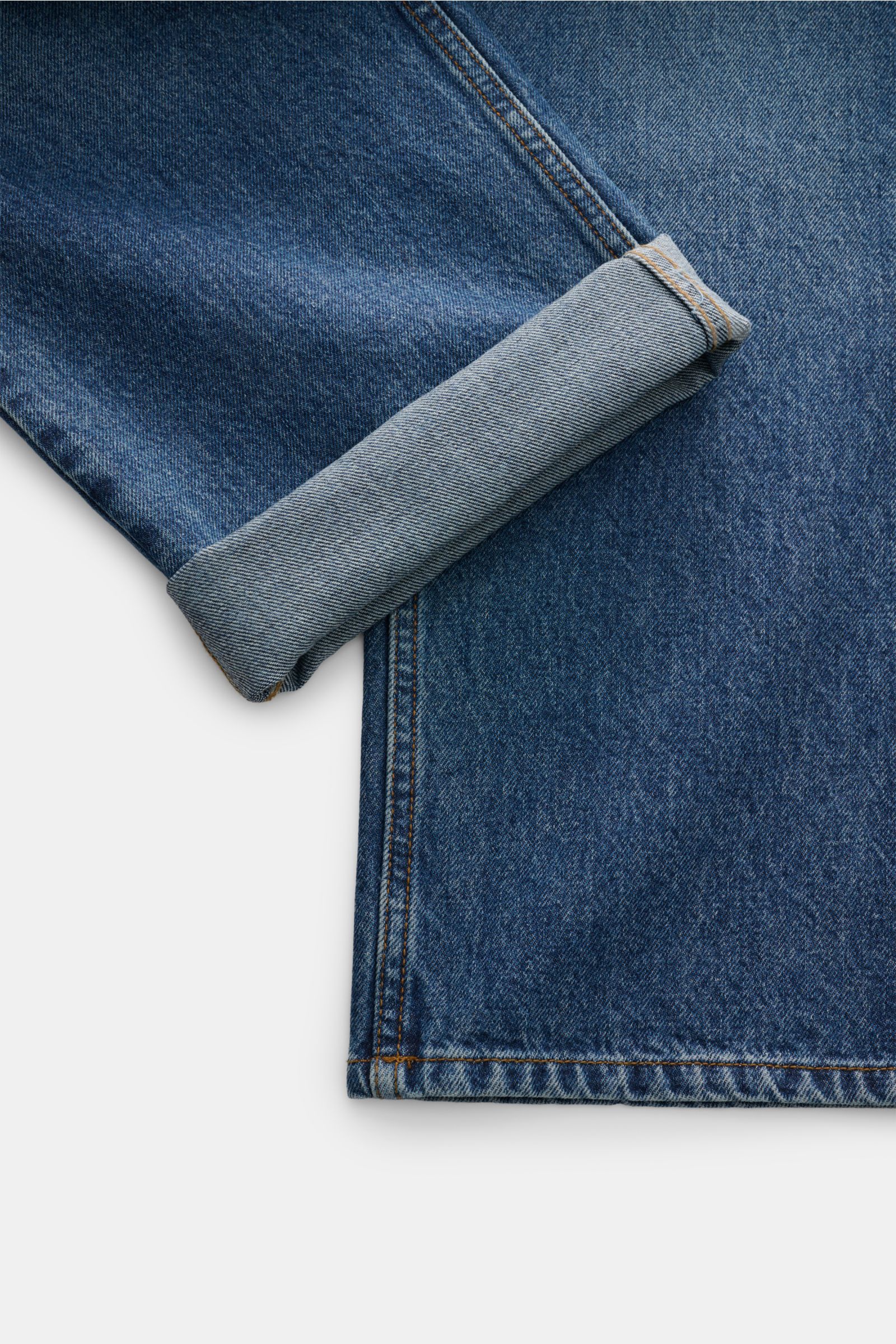Officine Générale Jeans 'Vintage Original' graublau, Detailansicht von unten, Denim aus reiner Baumwolle, leicht griffig, Tapered Fit, reguläre Oberschenkelweite, knöchellang, gerader Schnitt, authentische Waschung, Button Fly, Five-Pocket-Stil.