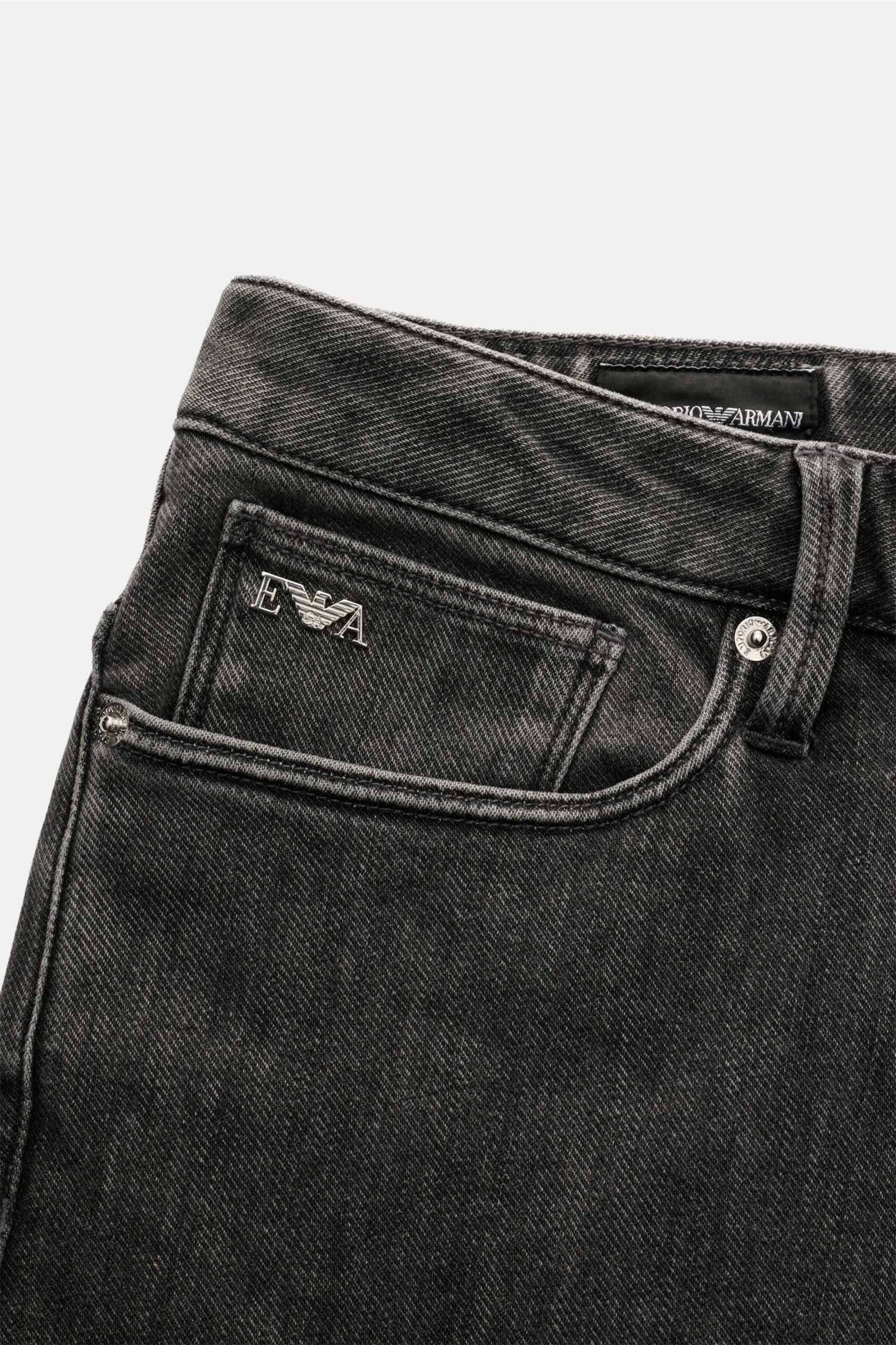 Emporio Armani Jeans dunkelgrau in Nahaufnahme von oben, Mix aus Baumwolle und Microfaser, elastisch, weich, Regular Fit, Five-Pocket, Zip Fly, Metall-Logos, Leather Patch.