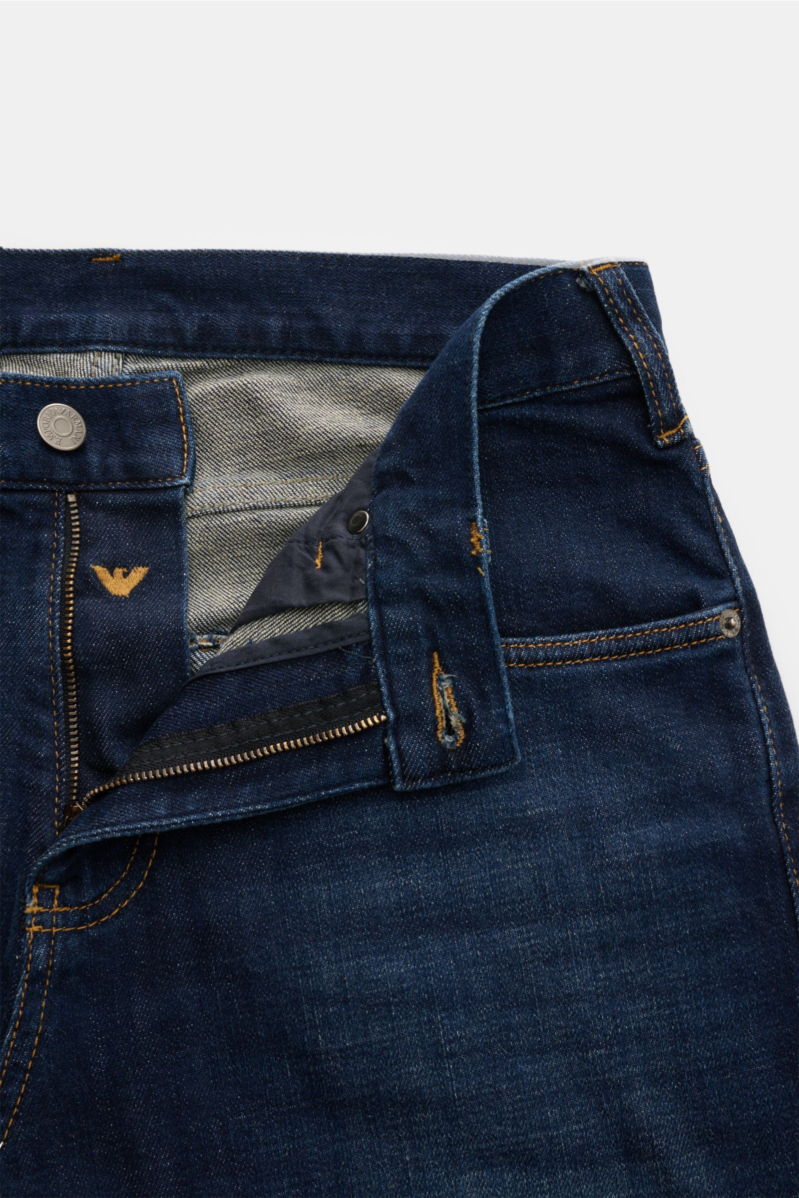 Emporio Armani Jeans navy in Slim Fit, navy Denim mit leichter Used-Waschung, Zip Fly, Five-Pocket-Stil, Detailansicht von vorne oben.