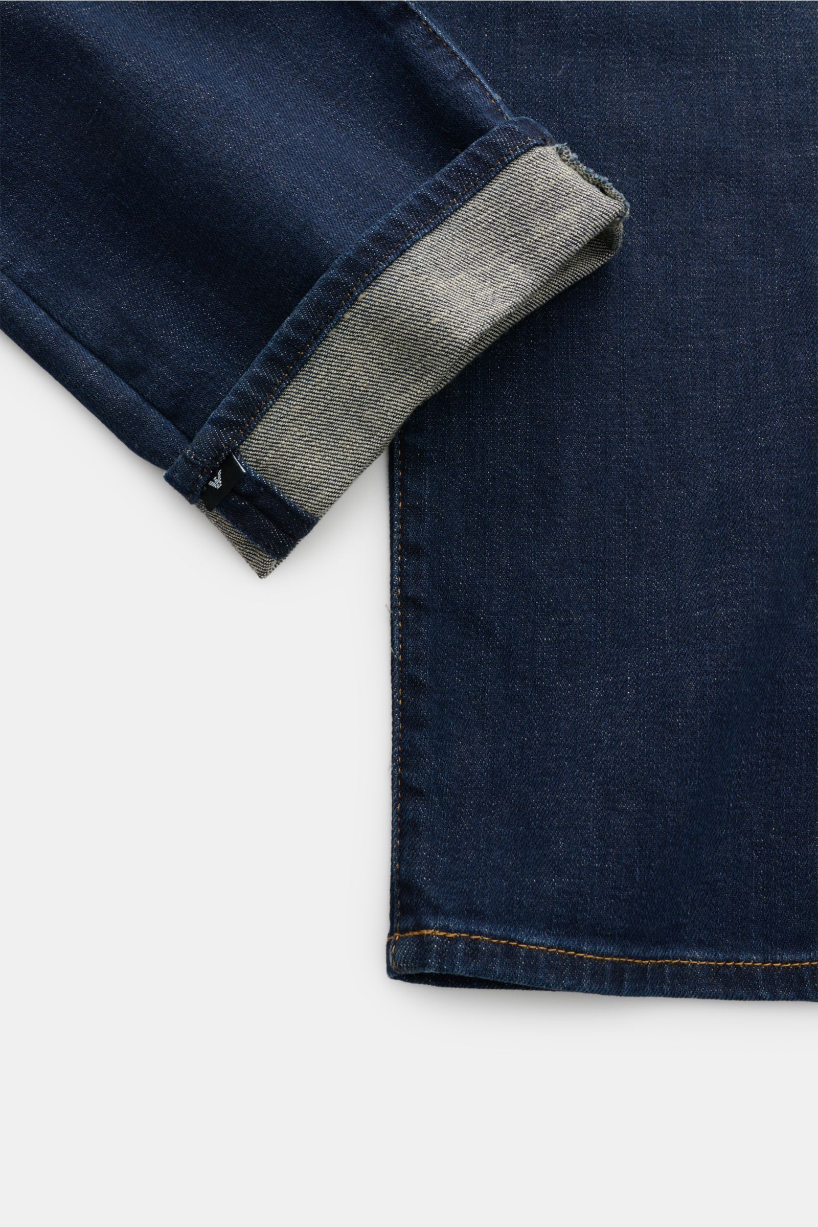 Emporio Armani Jeans navy, Detailansicht der umgeschlagenen Beinöffnung, Slim-Fit mit leichter Used-Waschung, Baumwolle mit Stretch.