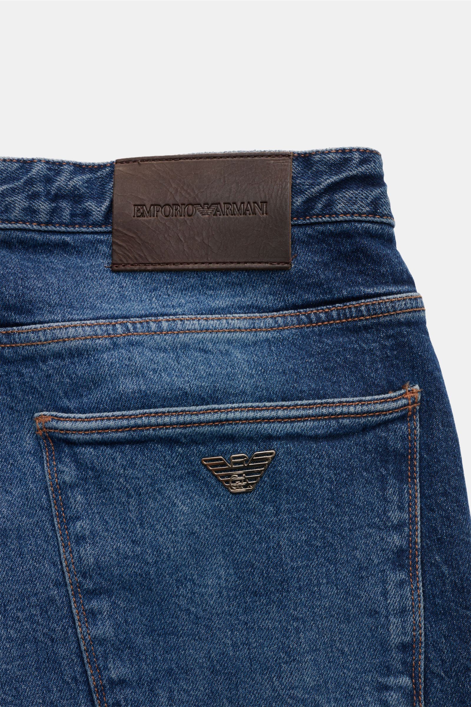 Emporio Armani Jeans dunkelblau, Rückansicht, Denim aus Baumwolle, Slim Fit, Five-Pocket-Stil, authentische Waschung, Metall-Logos, Leather Patch, Zip Fly, leicht elastisch, griffig.