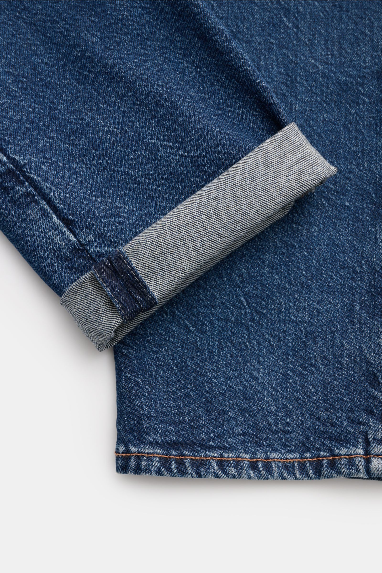 Emporio Armani Jeans dunkelblau, Detailaufnahme Saum und Umschlag, Denim aus Baumwolle, Slim Fit, Five-Pocket-Stil, Leather Patch, Metall-Logos.