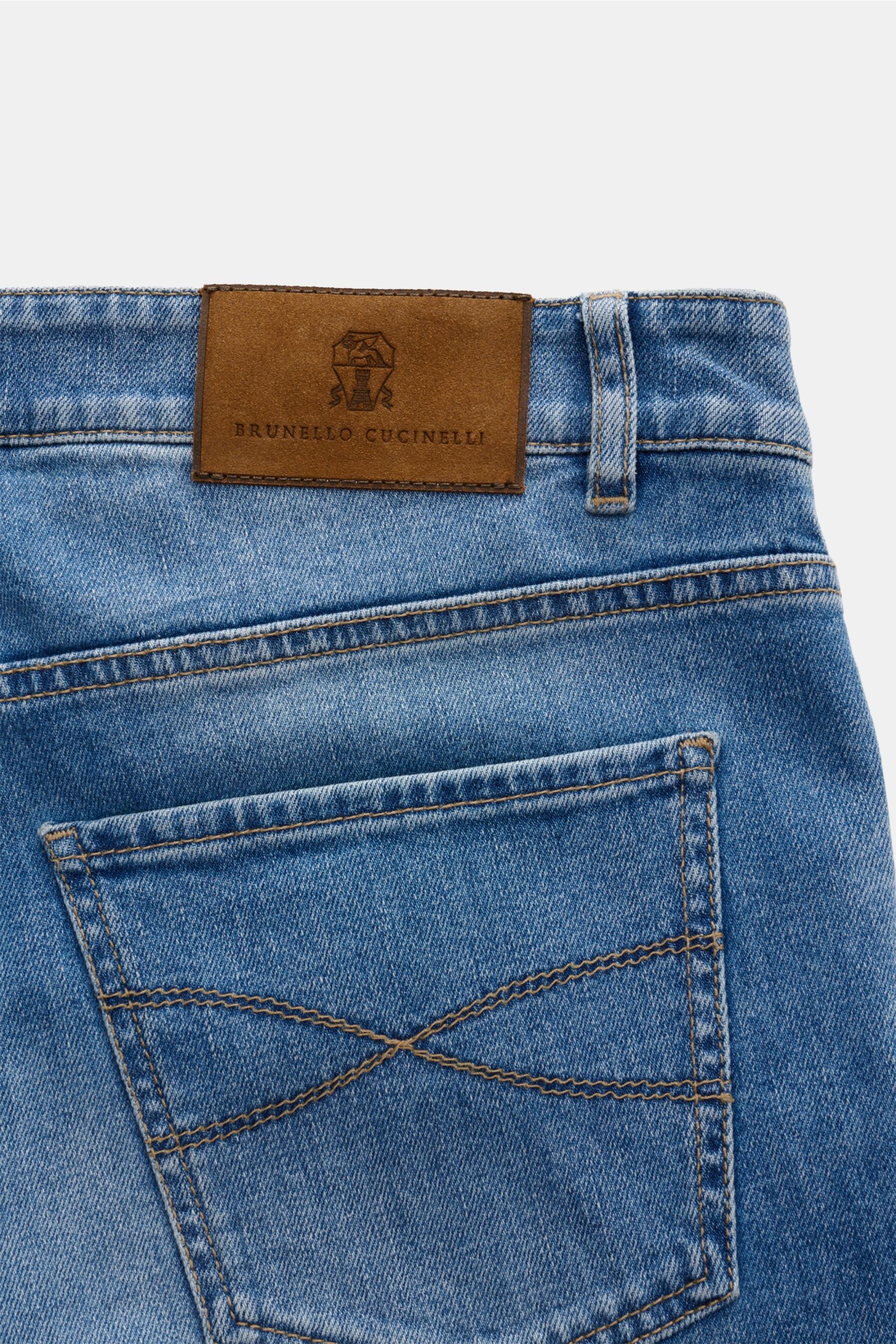 Brunello Cucinelli Jeans 'Traditional Fit' rauchblau in Nahaufnahme von hinten, mit genarbtem Leather Patch und markanter Tasche.