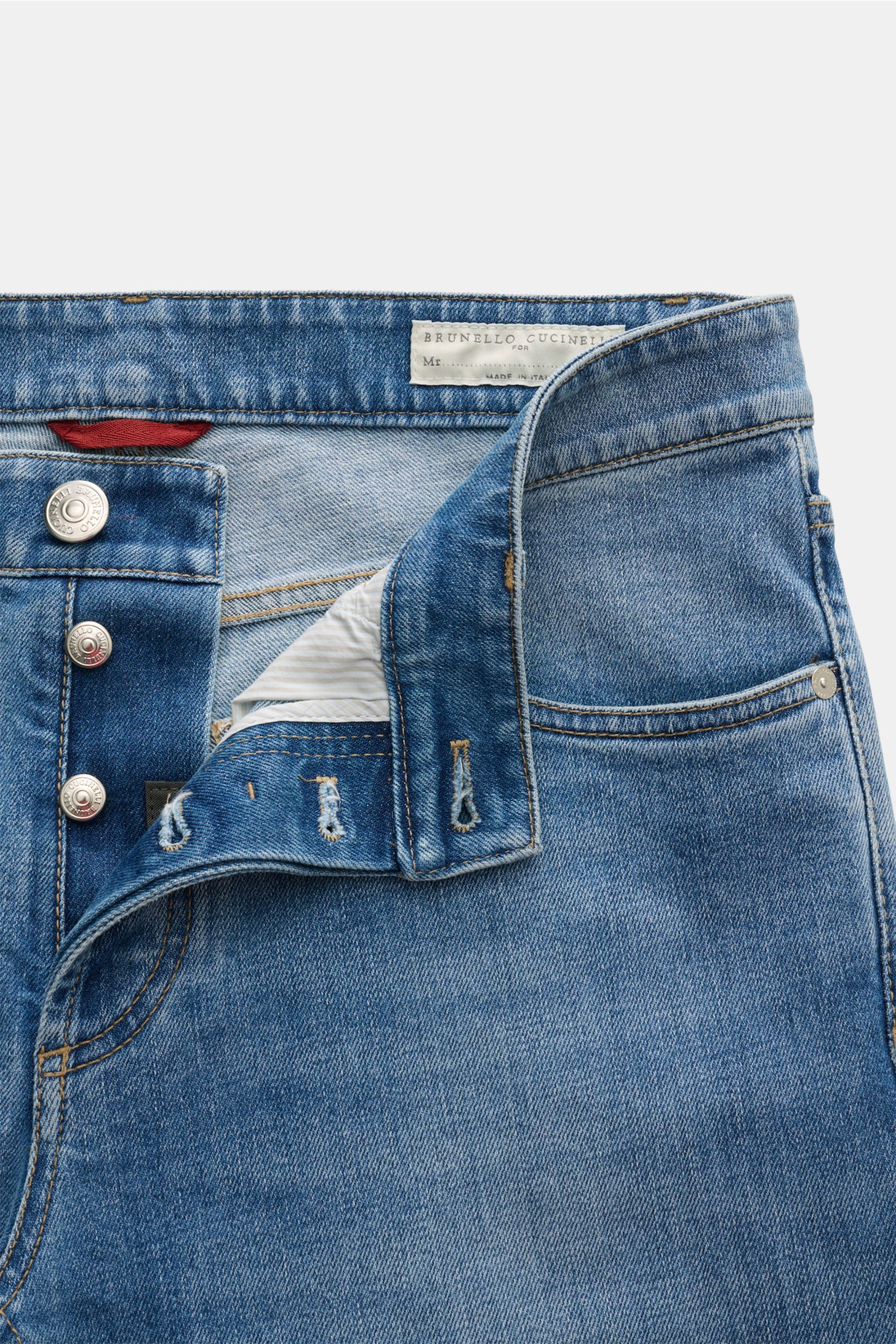 Brunello Cucinelli Jeans 'Traditional Fit' rauchblau, Frontansicht mit offenem Button Fly, Five-Pocket-Design, Used-Waschung, Lederpatch