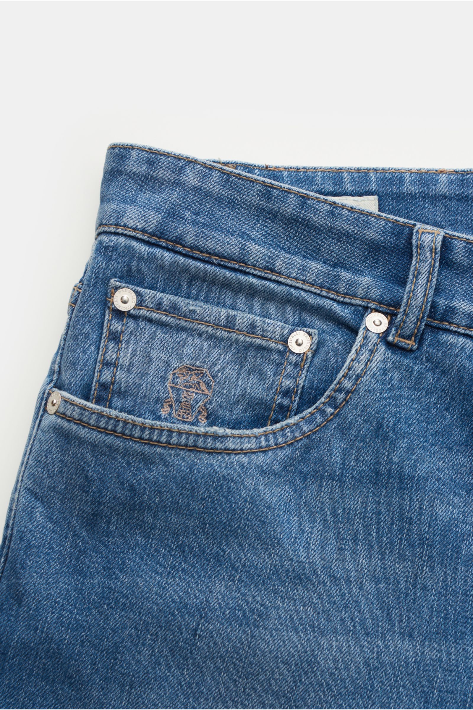 Brunello Cucinelli Jeans 'Traditional Fit' rauchblau, Detailaufnahme der Münztasche mit Logo-Stitching und klassischer Used-Waschung.