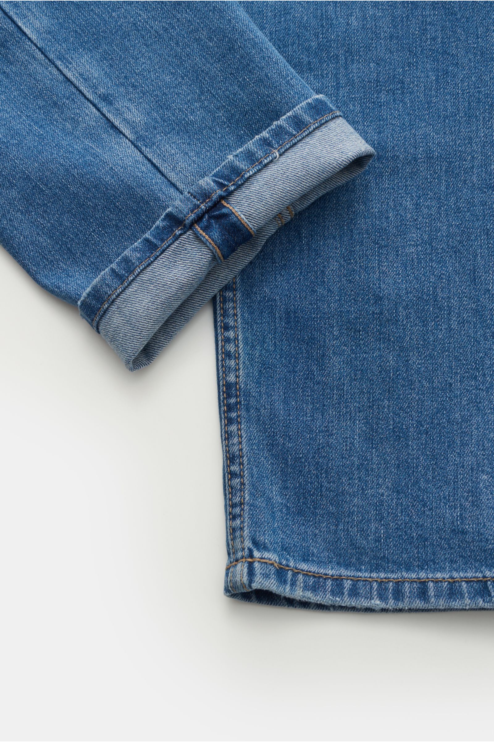 Brunello Cucinelli Jeans 'Traditional Fit' rauchblau, Detailansicht Saum und Beinumschlag, Denim mit softer Used-Waschung, Five-Pocket.