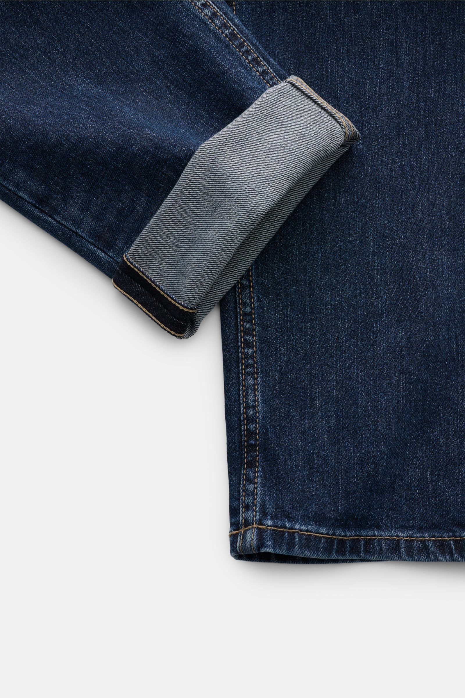 Close-up of the cuff and lower leg of Brunello Cucinelli Jeans 'Traditional Fit' navy, showing dark denim with light used wash and detailed stitching.

A luxurious denim classic from BRUNELLO CUCINELLI: The versatile jeans 'Traditional Fit' in a relaxe