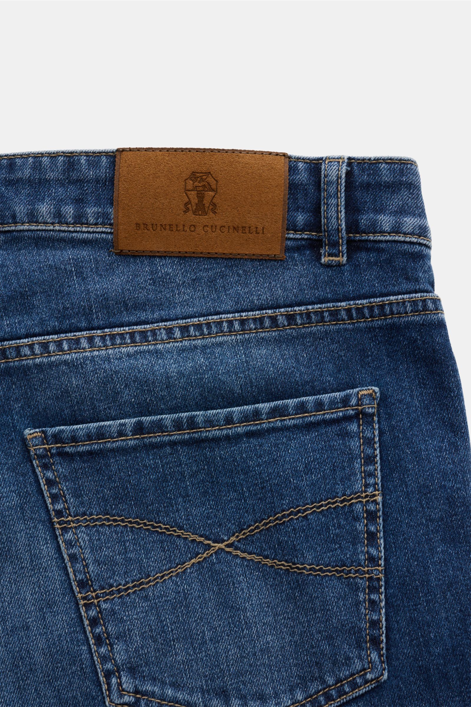 Brunello Cucinelli Jeans 'Traditional Fit' blau, Detailansicht von hinten, Used-Waschung, dezente Distressed-Effekte, Lederpatch, Münztasche mit Logo-Stitching.