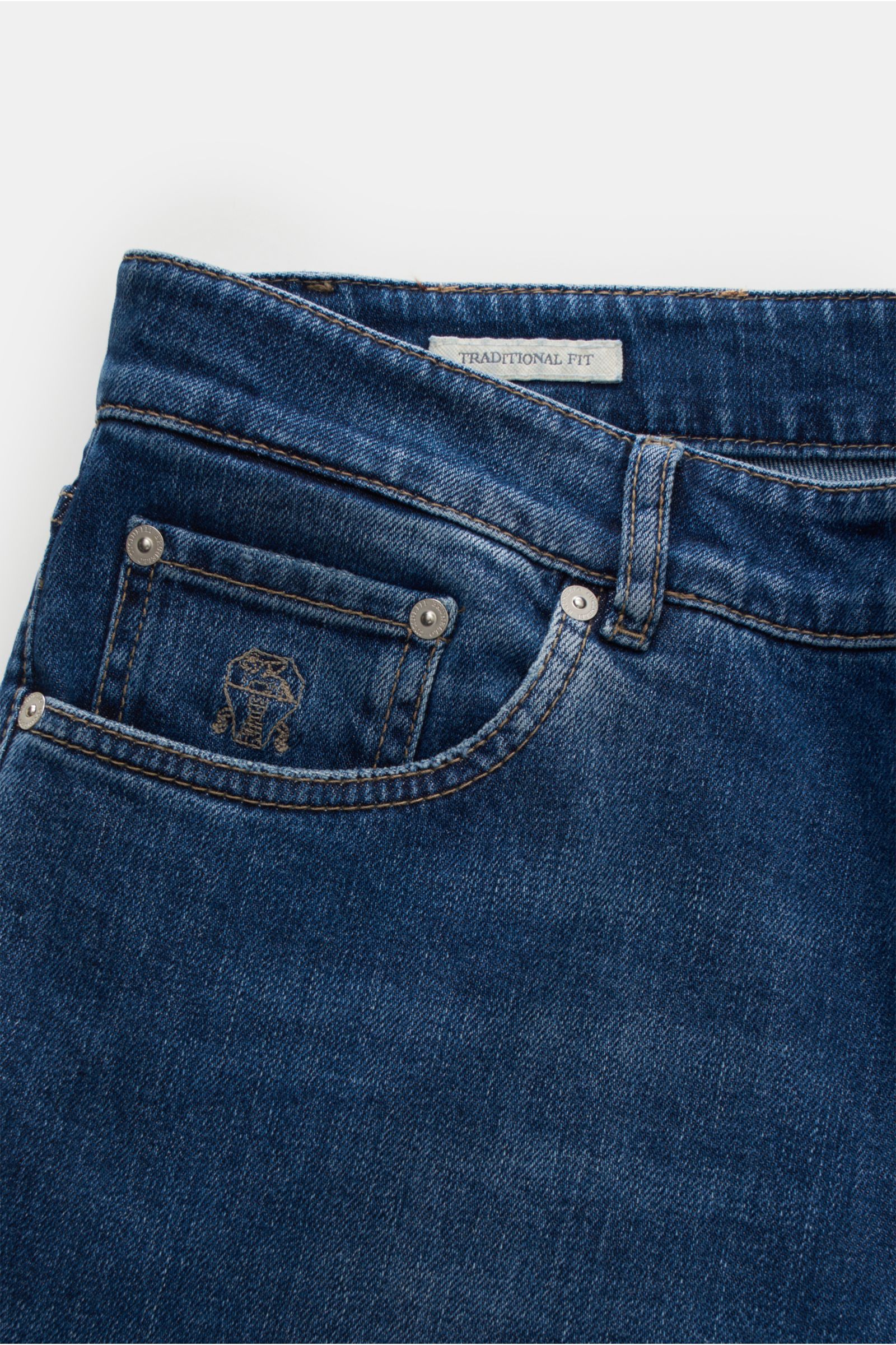Brunello Cucinelli Jeans 'Traditional Fit' blau, Front nah, mit leichter Used-Waschung, Button Fly, Five-Pocket-Stil, weichem Denim, Logo-Stitching.