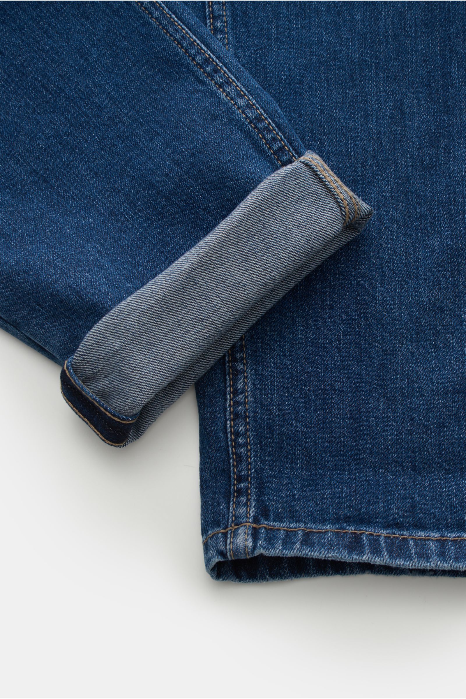 Brunello Cucinelli Jeans 'Traditional Fit' blau, Detailansicht Saum und Umschlag, leichte Used-Waschung, softer Denim, dezente Distressed-Effekte.