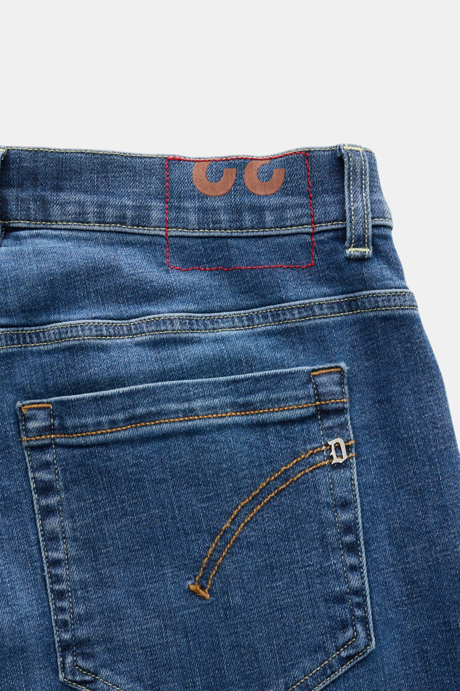 Dondup Jeans 'George' blau, Detailaufnahme von hinten oben, Denim aus Baumwolle mit leichtem Stretch, weicher Griff, authentische Waschung, Five-Pocket-Stil, Button Fly, schmal geschnittene Wade, Gesäßtasche mit Stitching, paspelierte Münztasche, Metall-I